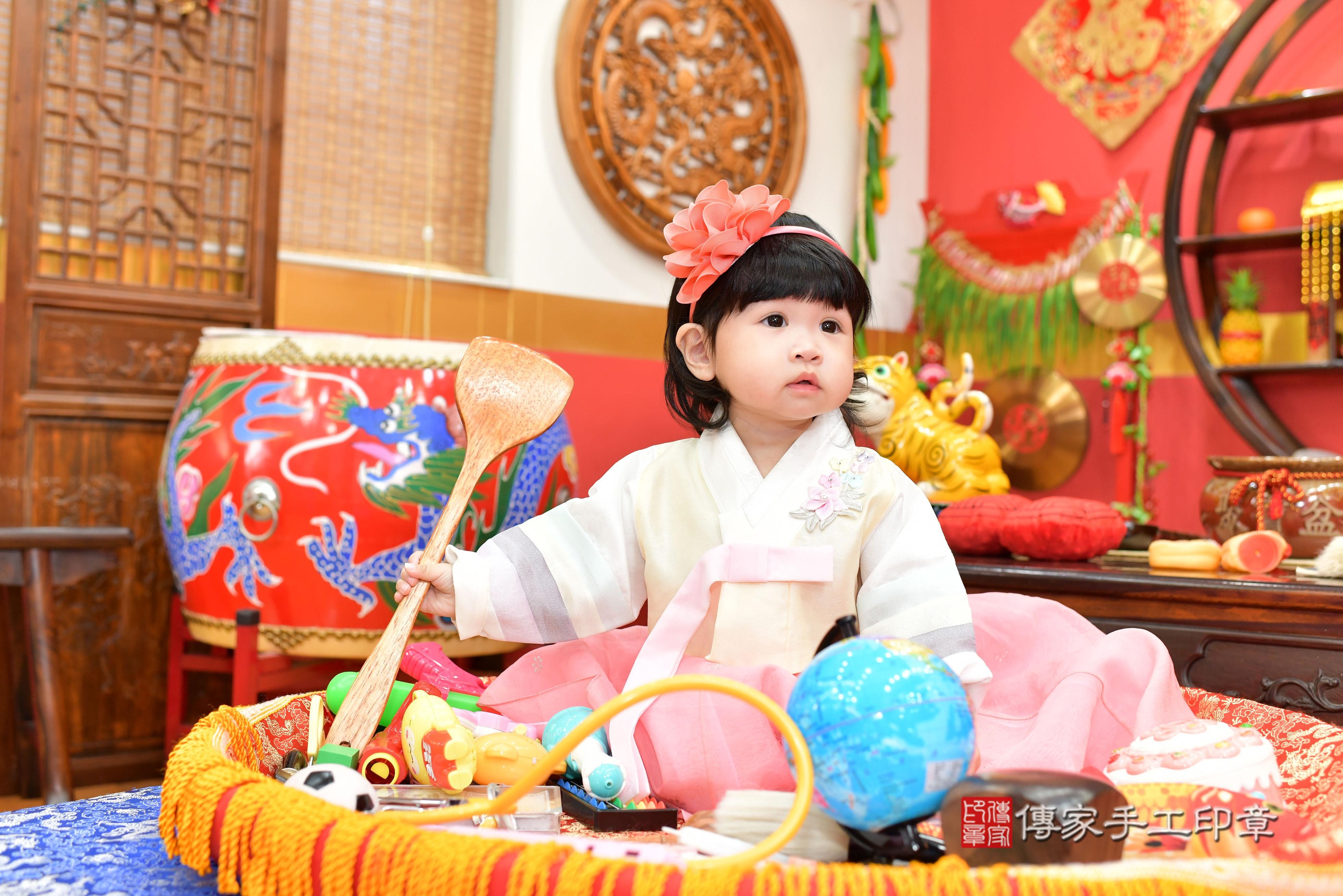 傳家手工印章桃園店、抓周、度脺、美式風會場、傳家嬰兒古禮、吉祥話、抓周道具物品24種、拍照。抓周證書。寶寶抓周、滿周歲、生日快樂、祝福 傳家手工印章桃園店、抓周、度脺、美式風會場、傳家嬰兒古禮、吉祥話、抓周道具物品24種、拍照。抓周證書。寶寶抓周、滿周歲、生日快樂、祝福