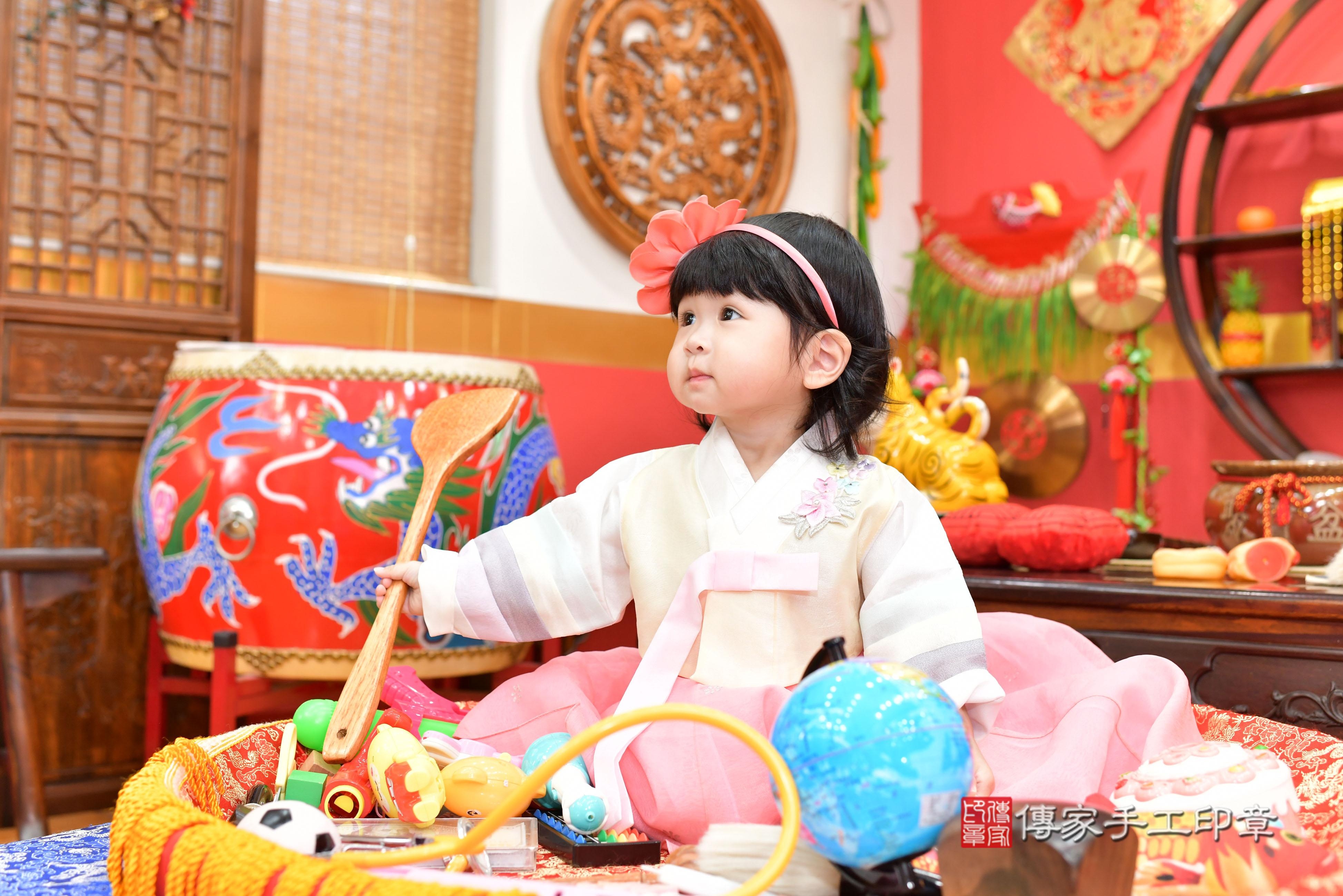 傳家手工印章桃園店、抓周、度脺、美式風會場、傳家嬰兒古禮、吉祥話、抓周道具物品24種、拍照。抓周證書。寶寶抓周、滿周歲、生日快樂、祝福 傳家手工印章桃園店、抓周、度脺、美式風會場、傳家嬰兒古禮、吉祥話、抓周道具物品24種、拍照。抓周證書。寶寶抓周、滿周歲、生日快樂、祝福