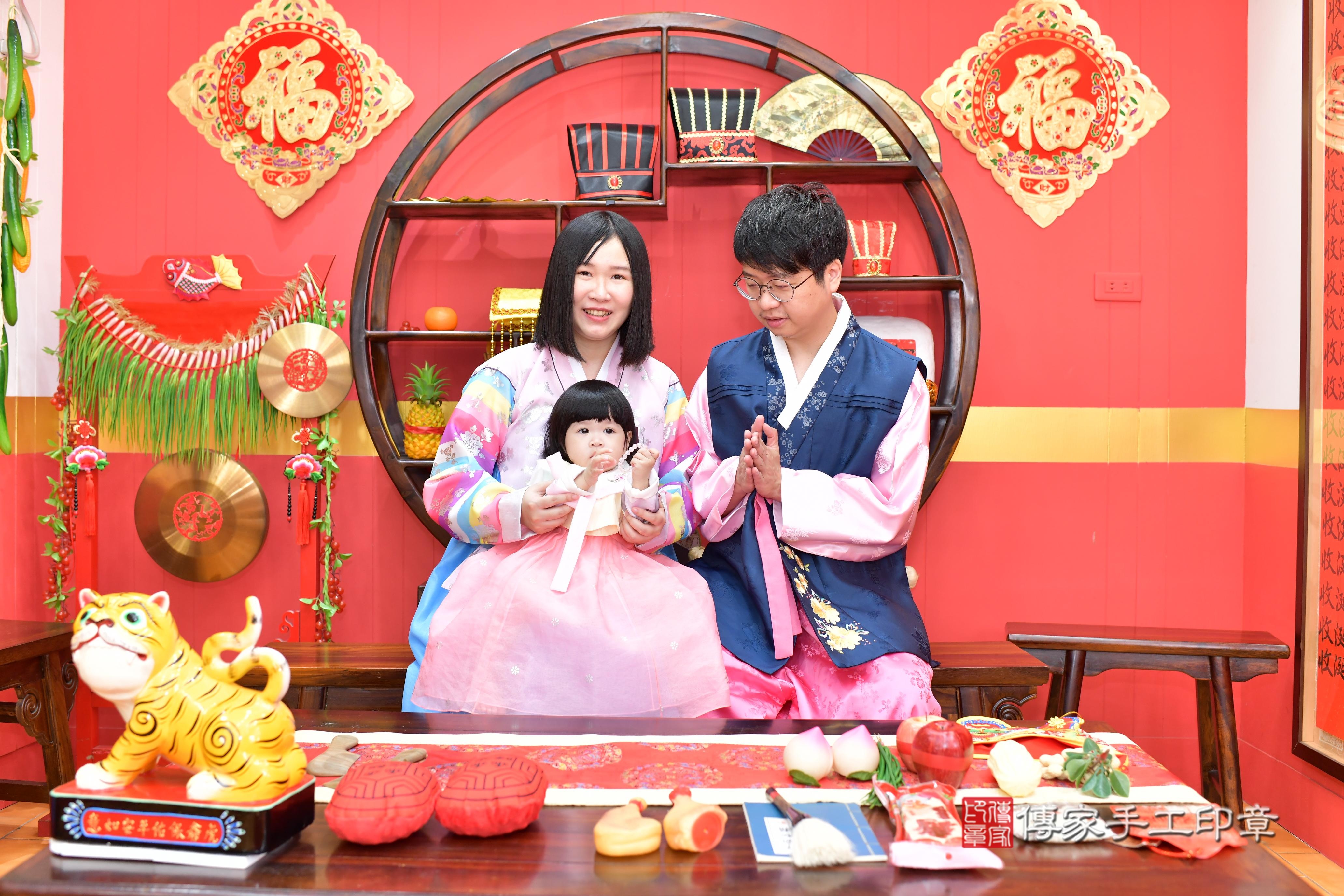 傳家手工印章桃園店、抓周、度脺、美式風會場、傳家嬰兒古禮、吉祥話、抓周道具物品24種、拍照。抓周證書。寶寶抓周、滿周歲、生日快樂、祝福 傳家手工印章桃園店、抓周、度脺、美式風會場、傳家嬰兒古禮、吉祥話、抓周道具物品24種、拍照。抓周證書。寶寶抓周、滿周歲、生日快樂、祝福