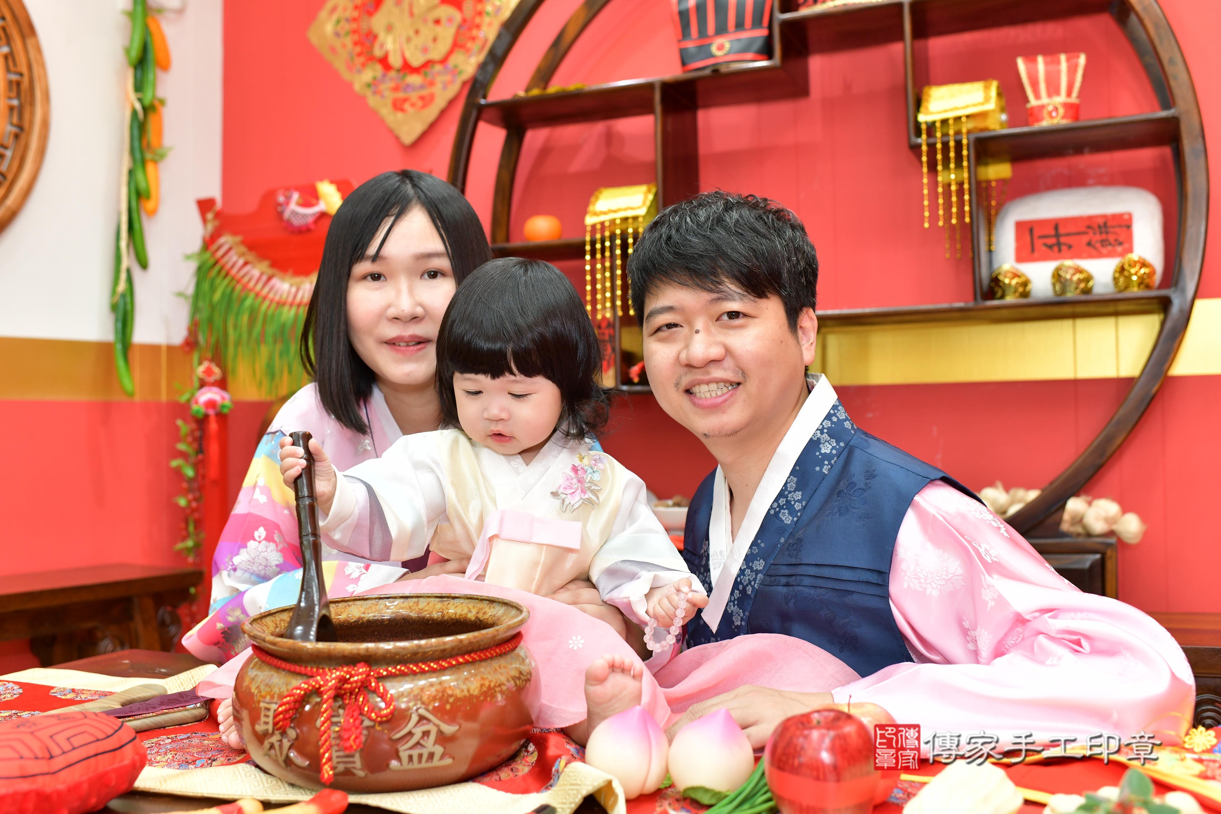 傳家手工印章桃園店、抓周、度脺、美式風會場、傳家嬰兒古禮、吉祥話、抓周道具物品24種、拍照。抓周證書。寶寶抓周、滿周歲、生日快樂、祝福 傳家手工印章桃園店、抓周、度脺、美式風會場、傳家嬰兒古禮、吉祥話、抓周道具物品24種、拍照。抓周證書。寶寶抓周、滿周歲、生日快樂、祝福