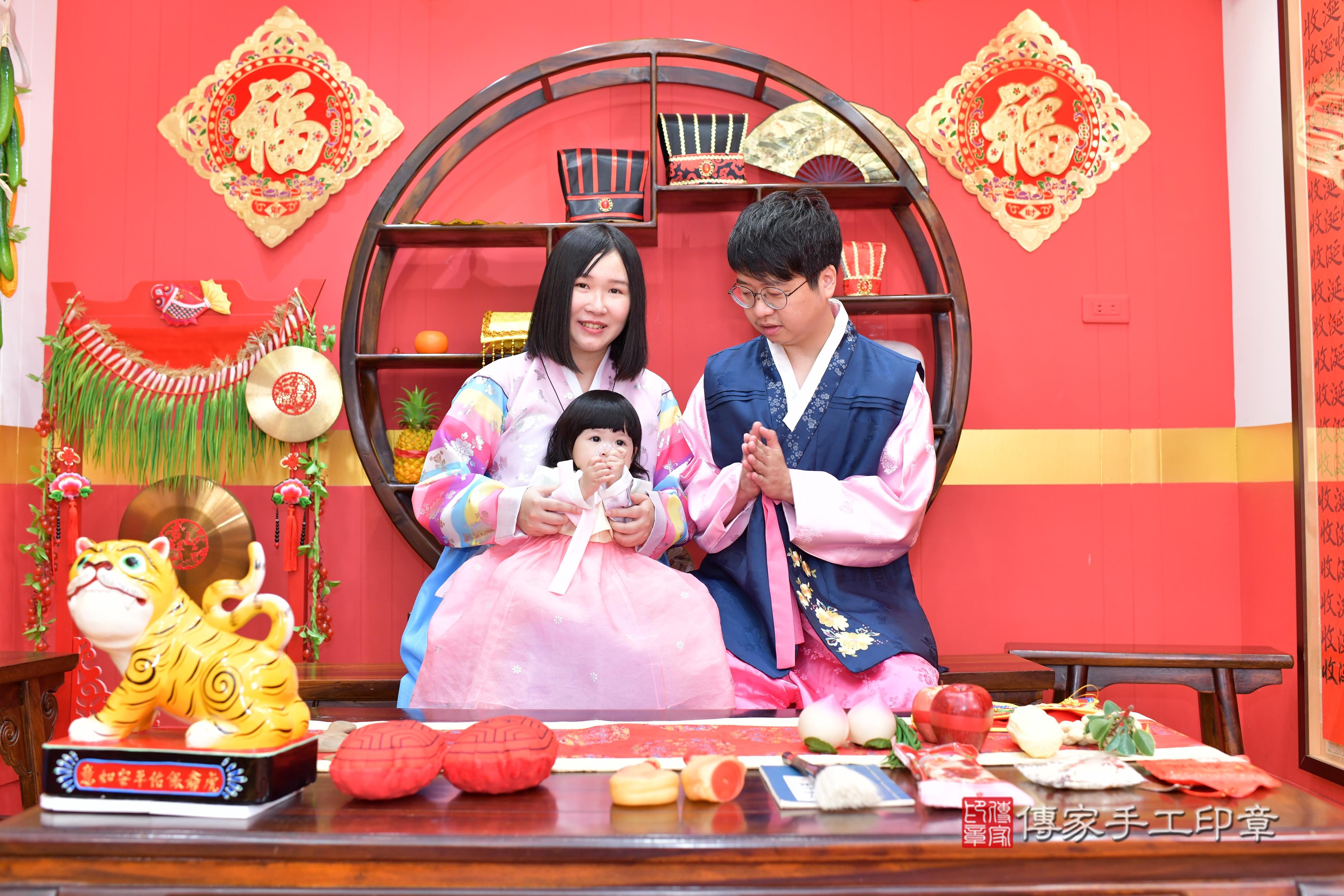 傳家手工印章桃園店、抓周、度脺、美式風會場、傳家嬰兒古禮、吉祥話、抓周道具物品24種、拍照。抓周證書。寶寶抓周、滿周歲、生日快樂、祝福 傳家手工印章桃園店、抓周、度脺、美式風會場、傳家嬰兒古禮、吉祥話、抓周道具物品24種、拍照。抓周證書。寶寶抓周、滿周歲、生日快樂、祝福