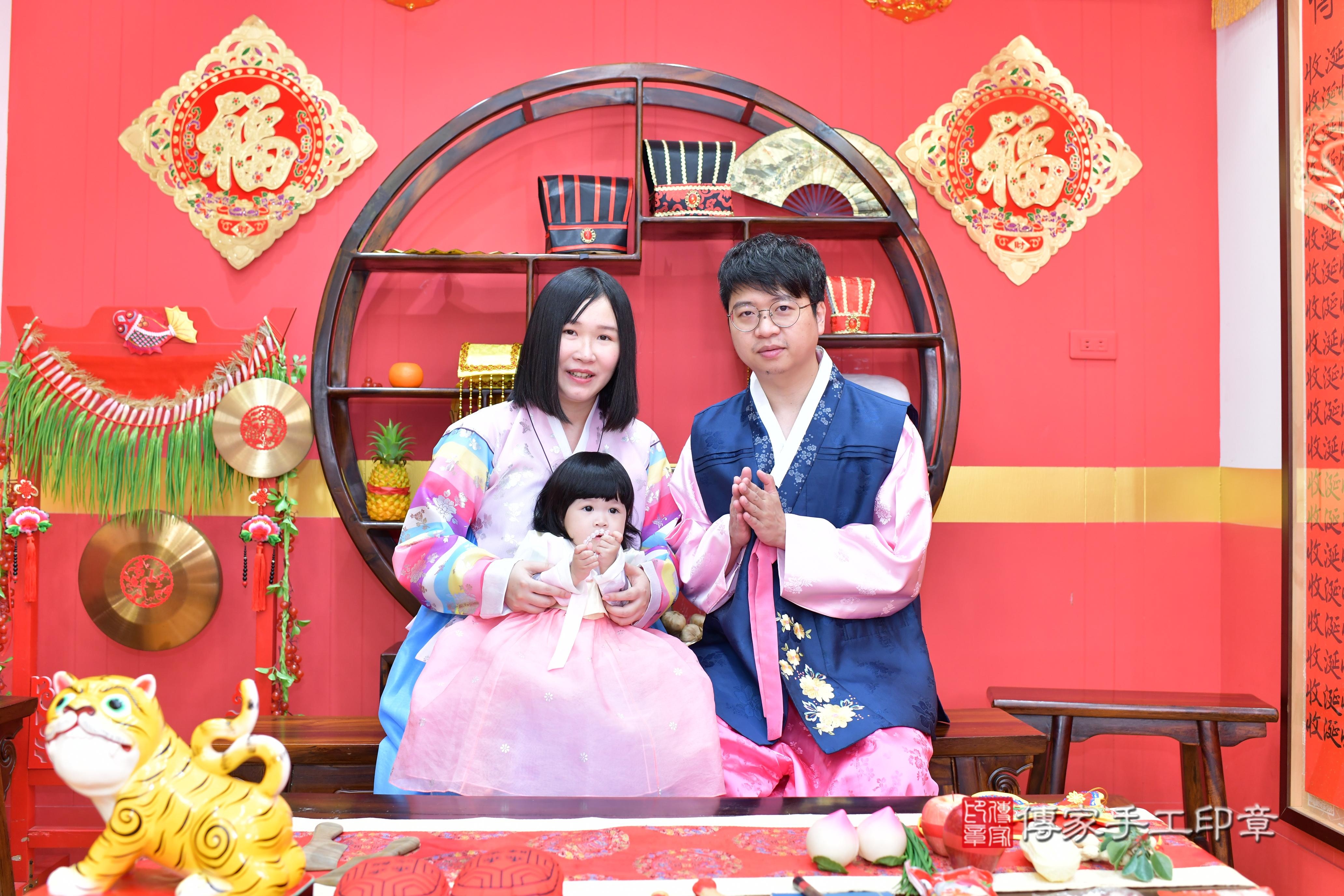 傳家手工印章桃園店、抓周、度脺、美式風會場、傳家嬰兒古禮、吉祥話、抓周道具物品24種、拍照。抓周證書。寶寶抓周、滿周歲、生日快樂、祝福 傳家手工印章桃園店、抓周、度脺、美式風會場、傳家嬰兒古禮、吉祥話、抓周道具物品24種、拍照。抓周證書。寶寶抓周、滿周歲、生日快樂、祝福