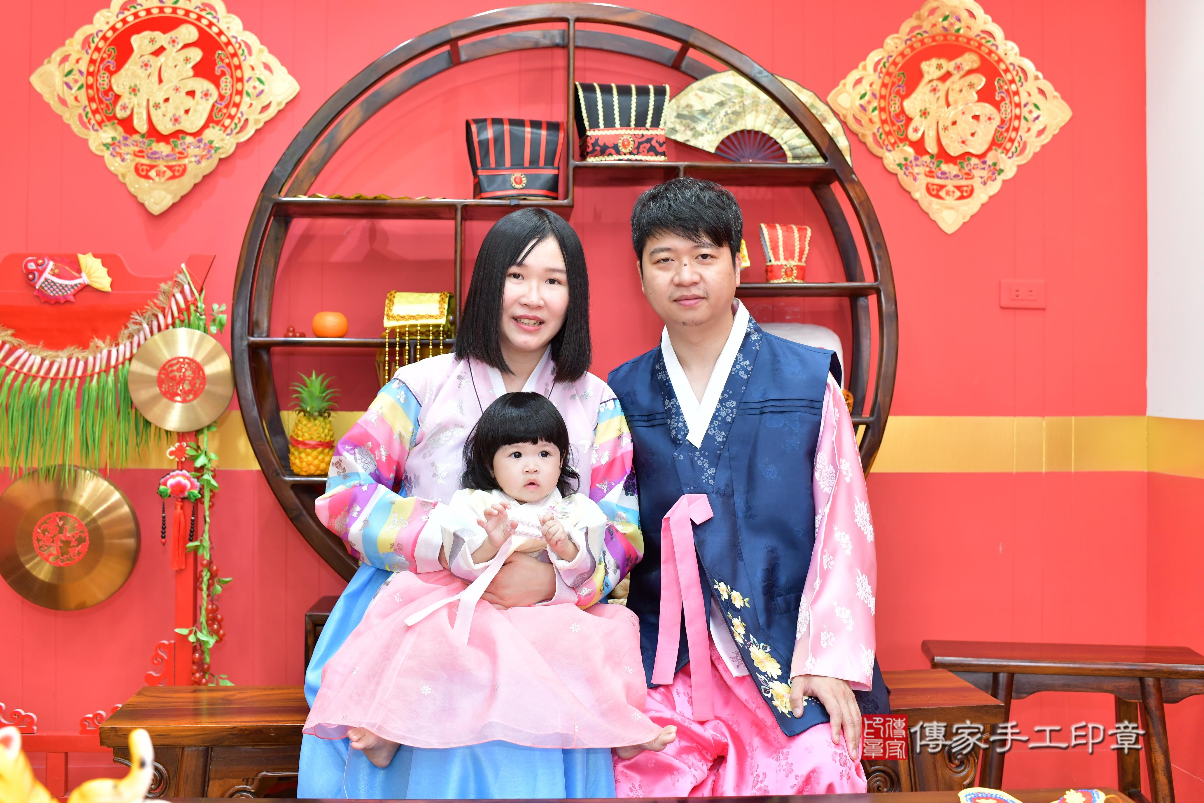 傳家手工印章桃園店、抓周、度脺、美式風會場、傳家嬰兒古禮、吉祥話、抓周道具物品24種、拍照。抓周證書。寶寶抓周、滿周歲、生日快樂、祝福 傳家手工印章桃園店、抓周、度脺、美式風會場、傳家嬰兒古禮、吉祥話、抓周道具物品24種、拍照。抓周證書。寶寶抓周、滿周歲、生日快樂、祝福