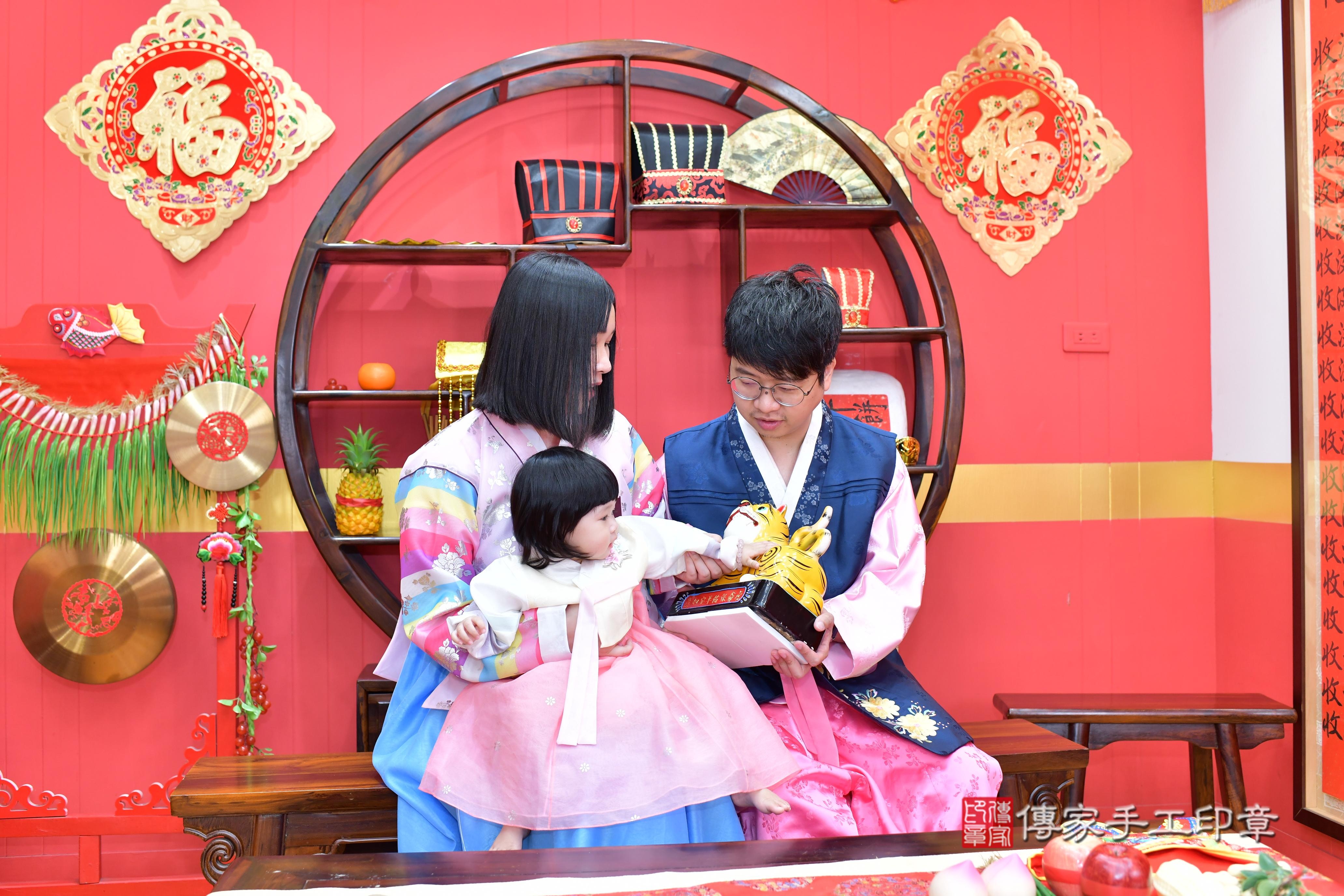 傳家手工印章桃園店、抓周、度脺、美式風會場、傳家嬰兒古禮、吉祥話、抓周道具物品24種、拍照。抓周證書。寶寶抓周、滿周歲、生日快樂、祝福 傳家手工印章桃園店、抓周、度脺、美式風會場、傳家嬰兒古禮、吉祥話、抓周道具物品24種、拍照。抓周證書。寶寶抓周、滿周歲、生日快樂、祝福