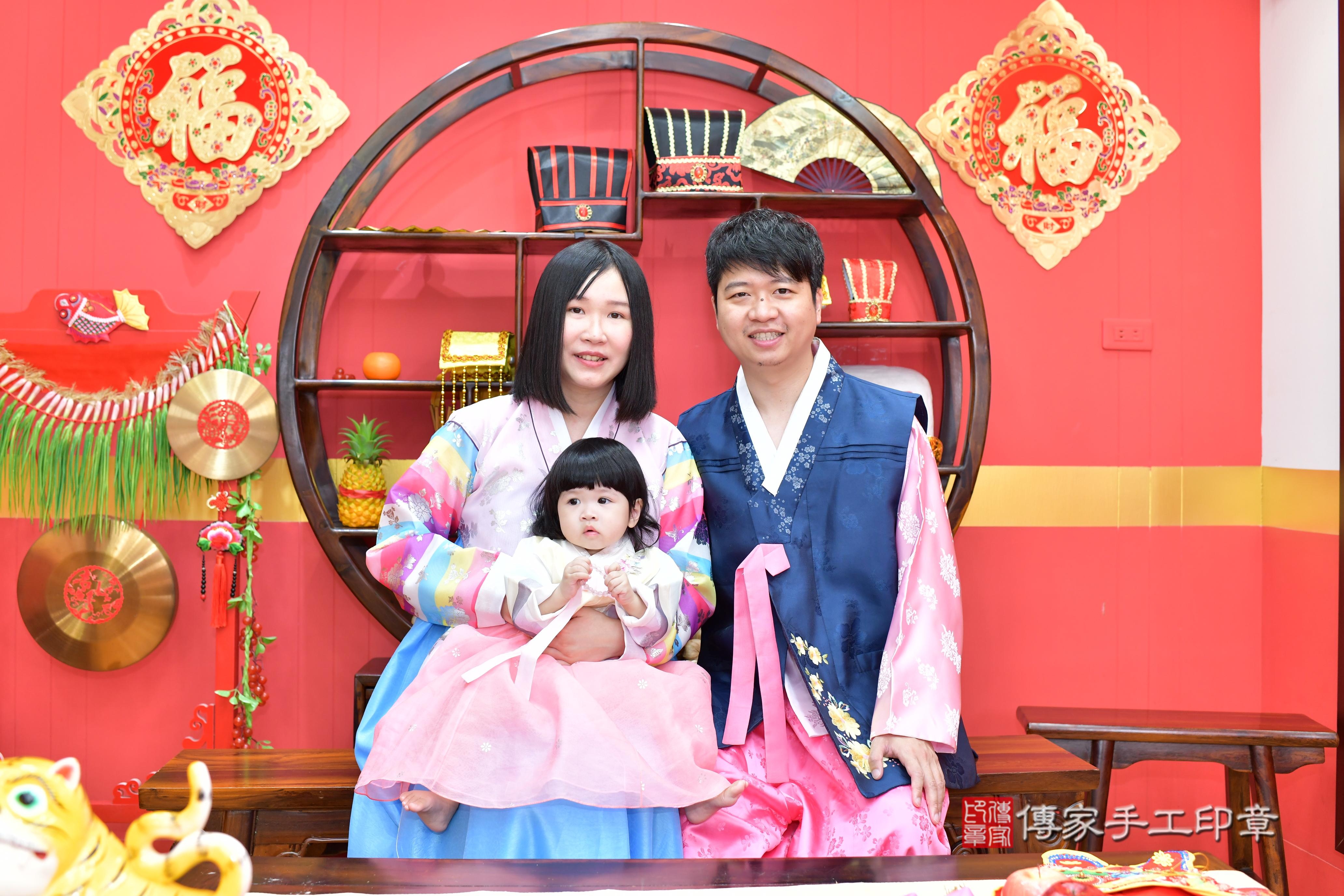 傳家手工印章桃園店、抓周、度脺、美式風會場、傳家嬰兒古禮、吉祥話、抓周道具物品24種、拍照。抓周證書。寶寶抓周、滿周歲、生日快樂、祝福 傳家手工印章桃園店、抓周、度脺、美式風會場、傳家嬰兒古禮、吉祥話、抓周道具物品24種、拍照。抓周證書。寶寶抓周、滿周歲、生日快樂、祝福