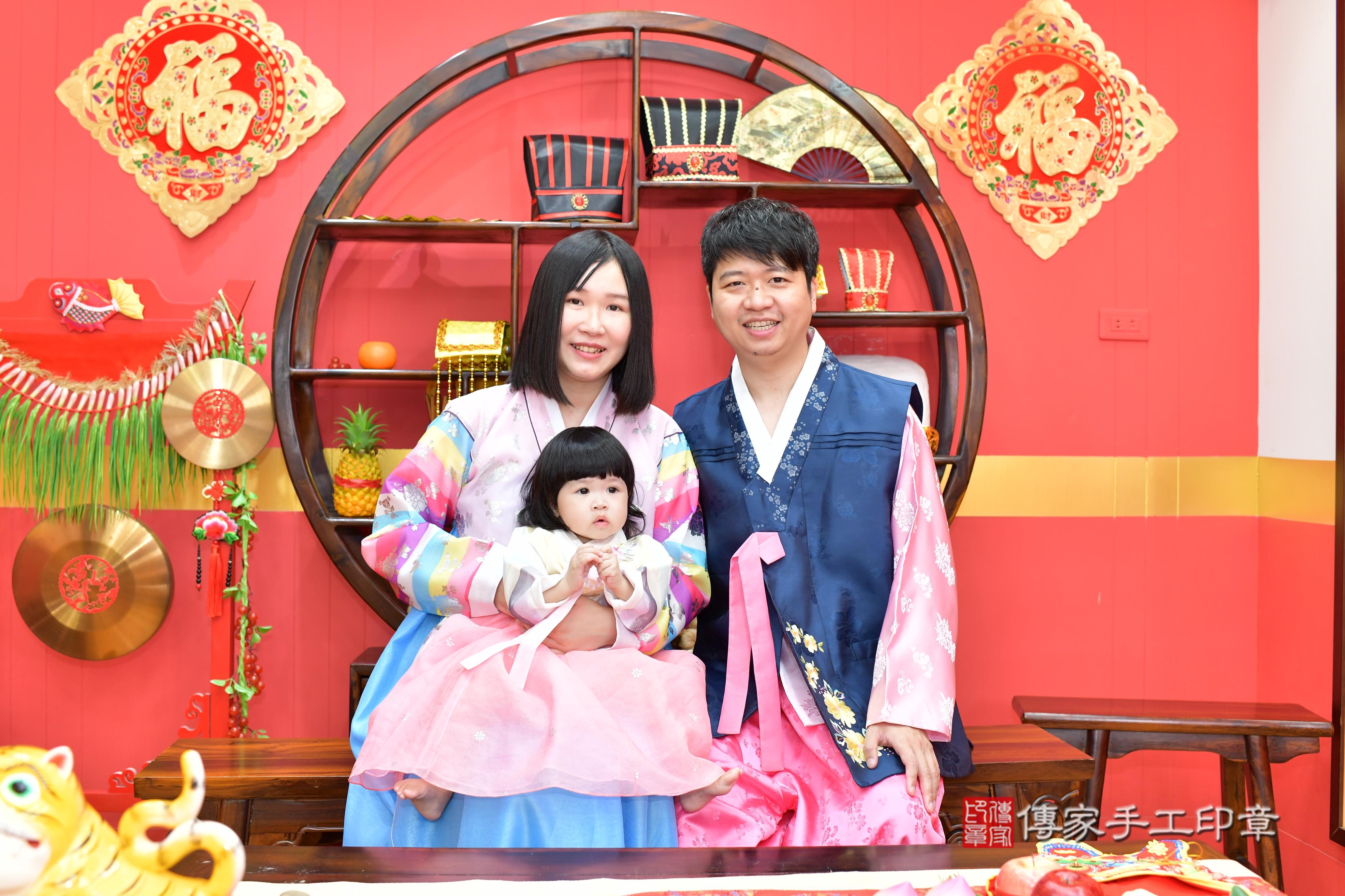 傳家手工印章桃園店、抓周、度脺、美式風會場、傳家嬰兒古禮、吉祥話、抓周道具物品24種、拍照。抓周證書。寶寶抓周、滿周歲、生日快樂、祝福 傳家手工印章桃園店、抓周、度脺、美式風會場、傳家嬰兒古禮、吉祥話、抓周道具物品24種、拍照。抓周證書。寶寶抓周、滿周歲、生日快樂、祝福