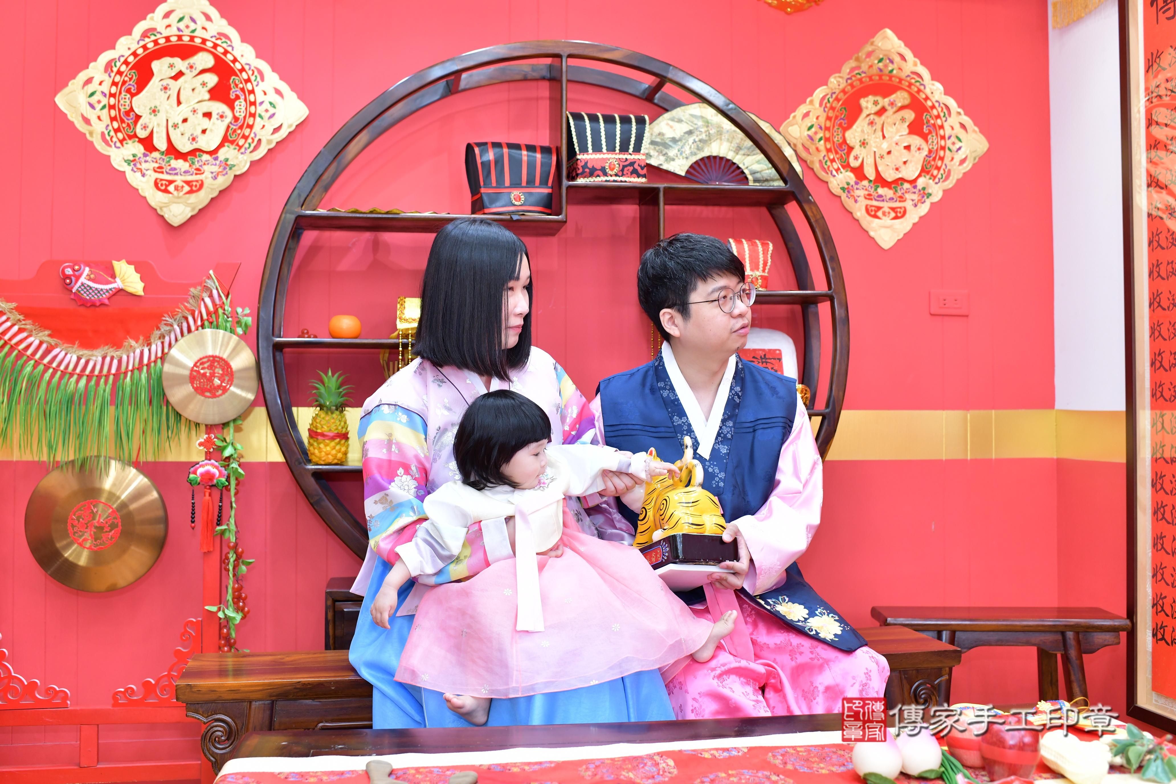 傳家手工印章桃園店、抓周、度脺、美式風會場、傳家嬰兒古禮、吉祥話、抓周道具物品24種、拍照。抓周證書。寶寶抓周、滿周歲、生日快樂、祝福 傳家手工印章桃園店、抓周、度脺、美式風會場、傳家嬰兒古禮、吉祥話、抓周道具物品24種、拍照。抓周證書。寶寶抓周、滿周歲、生日快樂、祝福