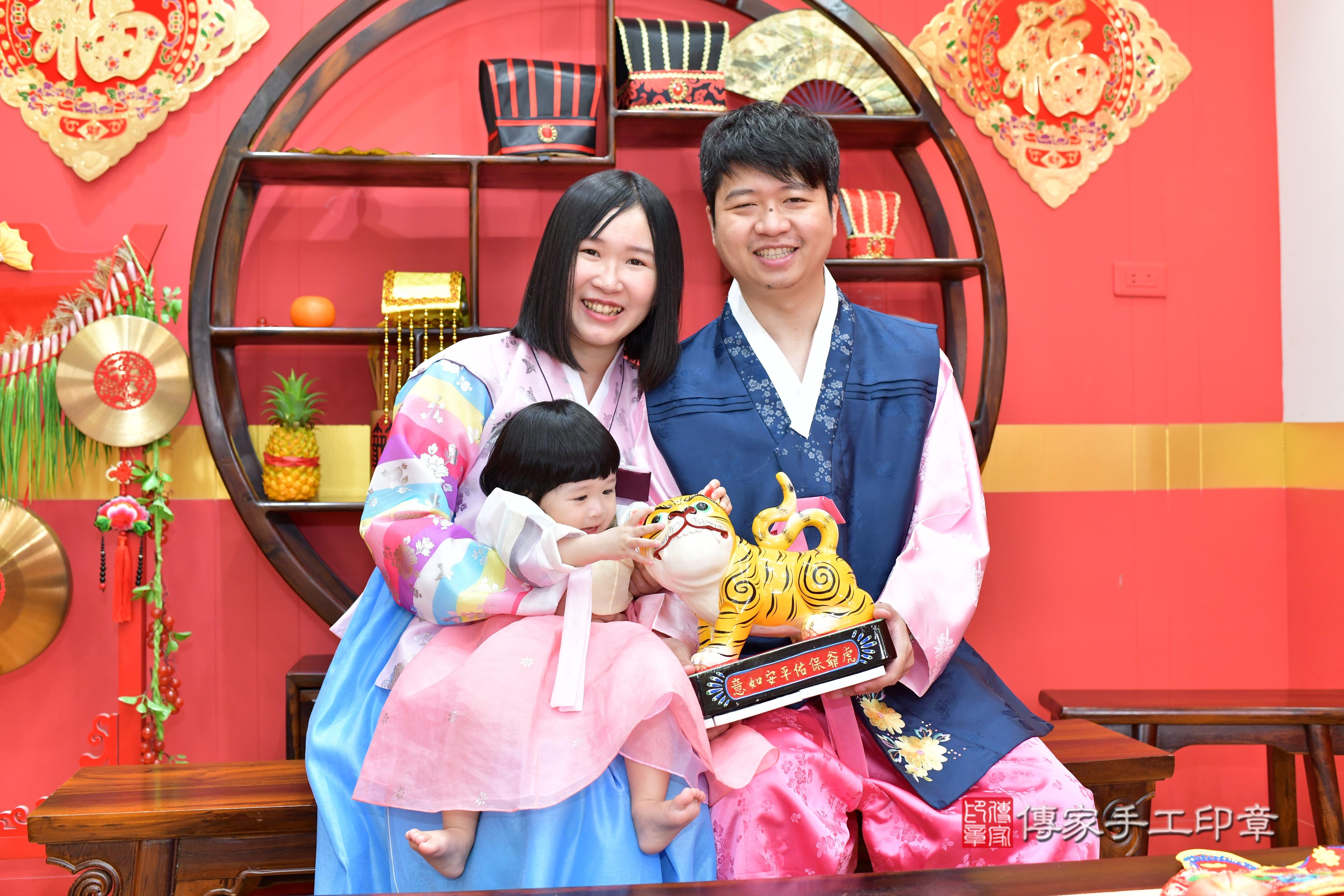 傳家手工印章桃園店、抓周、度脺、美式風會場、傳家嬰兒古禮、吉祥話、抓周道具物品24種、拍照。抓周證書。寶寶抓周、滿周歲、生日快樂、祝福 傳家手工印章桃園店、抓周、度脺、美式風會場、傳家嬰兒古禮、吉祥話、抓周道具物品24種、拍照。抓周證書。寶寶抓周、滿周歲、生日快樂、祝福