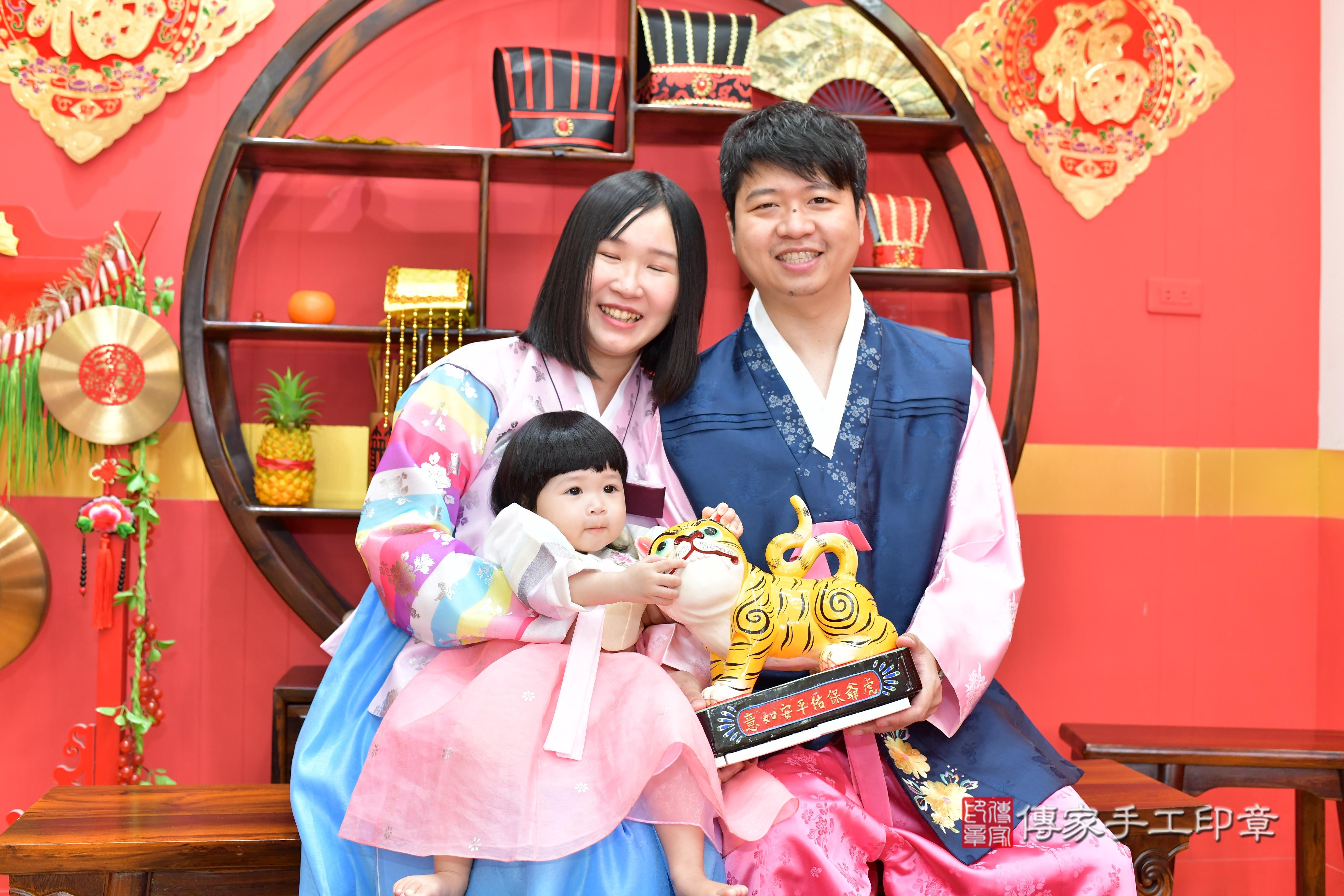 傳家手工印章桃園店、抓周、度脺、美式風會場、傳家嬰兒古禮、吉祥話、抓周道具物品24種、拍照。抓周證書。寶寶抓周、滿周歲、生日快樂、祝福 傳家手工印章桃園店、抓周、度脺、美式風會場、傳家嬰兒古禮、吉祥話、抓周道具物品24種、拍照。抓周證書。寶寶抓周、滿周歲、生日快樂、祝福