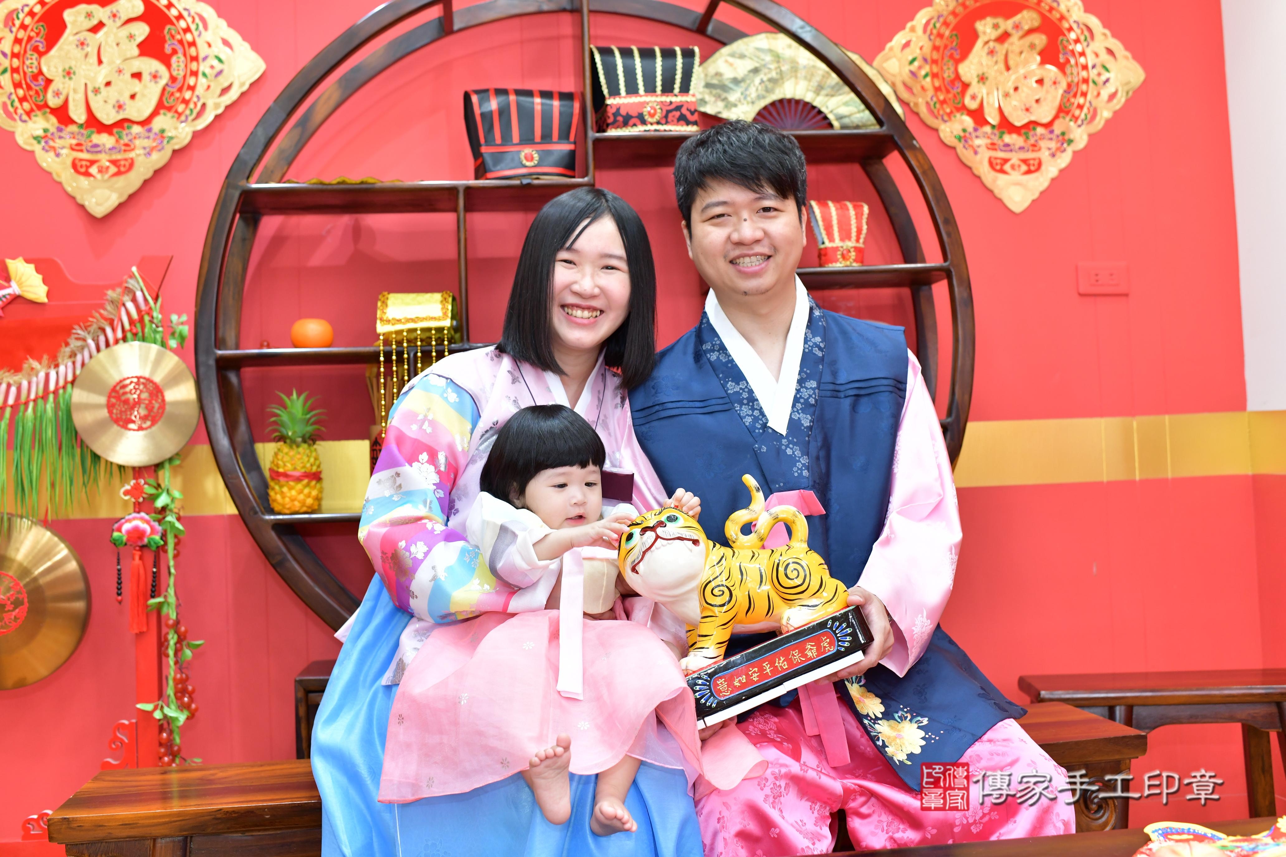 傳家手工印章桃園店、抓周、度脺、美式風會場、傳家嬰兒古禮、吉祥話、抓周道具物品24種、拍照。抓周證書。寶寶抓周、滿周歲、生日快樂、祝福 傳家手工印章桃園店、抓周、度脺、美式風會場、傳家嬰兒古禮、吉祥話、抓周道具物品24種、拍照。抓周證書。寶寶抓周、滿周歲、生日快樂、祝福