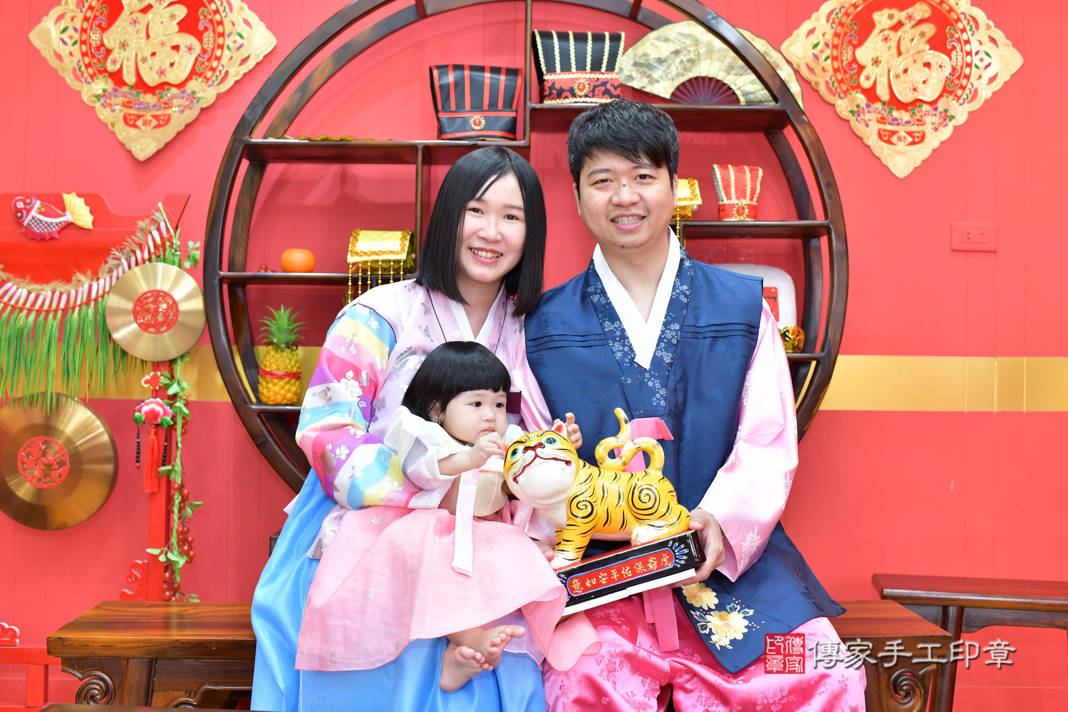 傳家手工印章桃園店、抓周、度脺、美式風會場、傳家嬰兒古禮、吉祥話、抓周道具物品24種、拍照。抓周證書。寶寶抓周、滿周歲、生日快樂、祝福 傳家手工印章桃園店、抓周、度脺、美式風會場、傳家嬰兒古禮、吉祥話、抓周道具物品24種、拍照。抓周證書。寶寶抓周、滿周歲、生日快樂、祝福