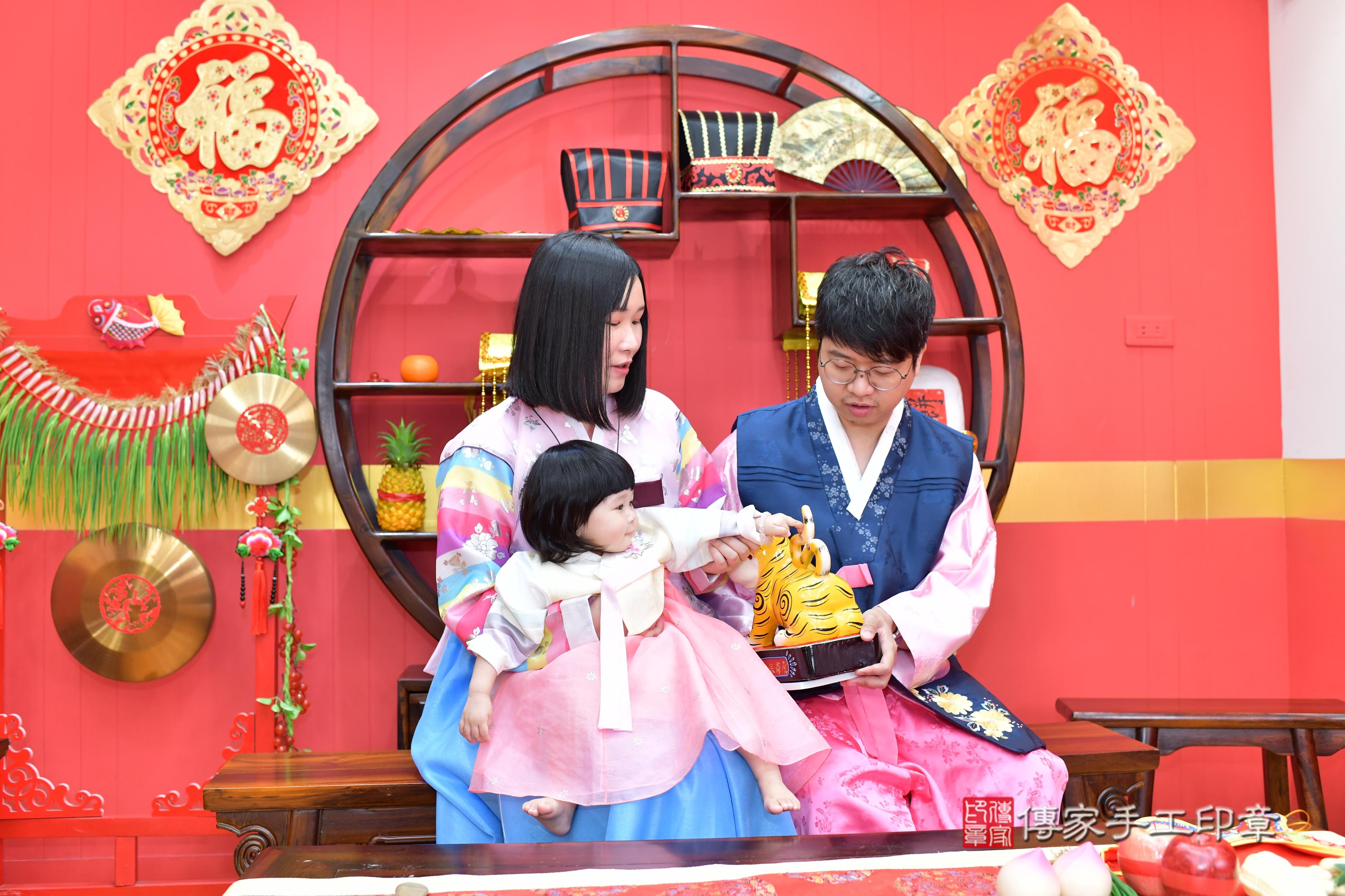 傳家手工印章桃園店、抓周、度脺、美式風會場、傳家嬰兒古禮、吉祥話、抓周道具物品24種、拍照。抓周證書。寶寶抓周、滿周歲、生日快樂、祝福 傳家手工印章桃園店、抓周、度脺、美式風會場、傳家嬰兒古禮、吉祥話、抓周道具物品24種、拍照。抓周證書。寶寶抓周、滿周歲、生日快樂、祝福