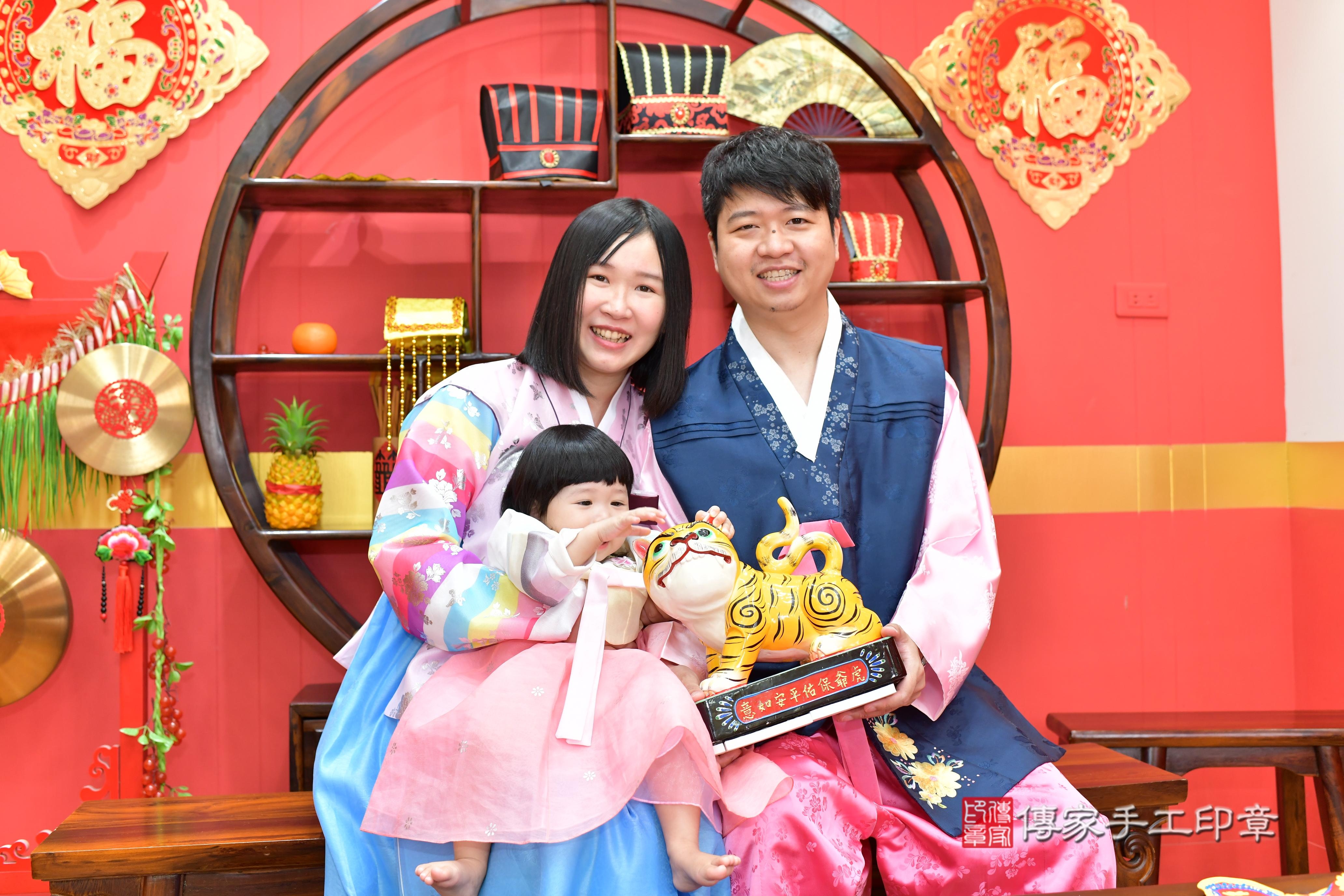 傳家手工印章桃園店、抓周、度脺、美式風會場、傳家嬰兒古禮、吉祥話、抓周道具物品24種、拍照。抓周證書。寶寶抓周、滿周歲、生日快樂、祝福 傳家手工印章桃園店、抓周、度脺、美式風會場、傳家嬰兒古禮、吉祥話、抓周道具物品24種、拍照。抓周證書。寶寶抓周、滿周歲、生日快樂、祝福