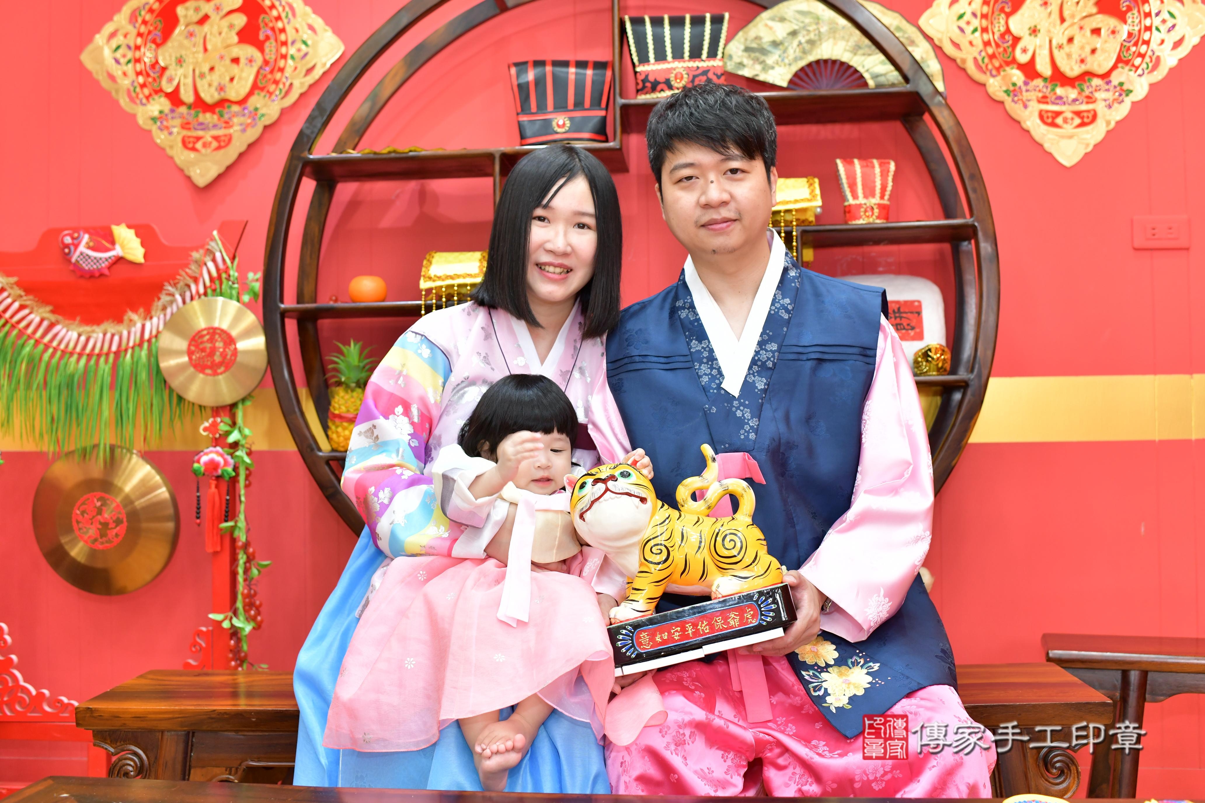 傳家手工印章桃園店、抓周、度脺、美式風會場、傳家嬰兒古禮、吉祥話、抓周道具物品24種、拍照。抓周證書。寶寶抓周、滿周歲、生日快樂、祝福 傳家手工印章桃園店、抓周、度脺、美式風會場、傳家嬰兒古禮、吉祥話、抓周道具物品24種、拍照。抓周證書。寶寶抓周、滿周歲、生日快樂、祝福