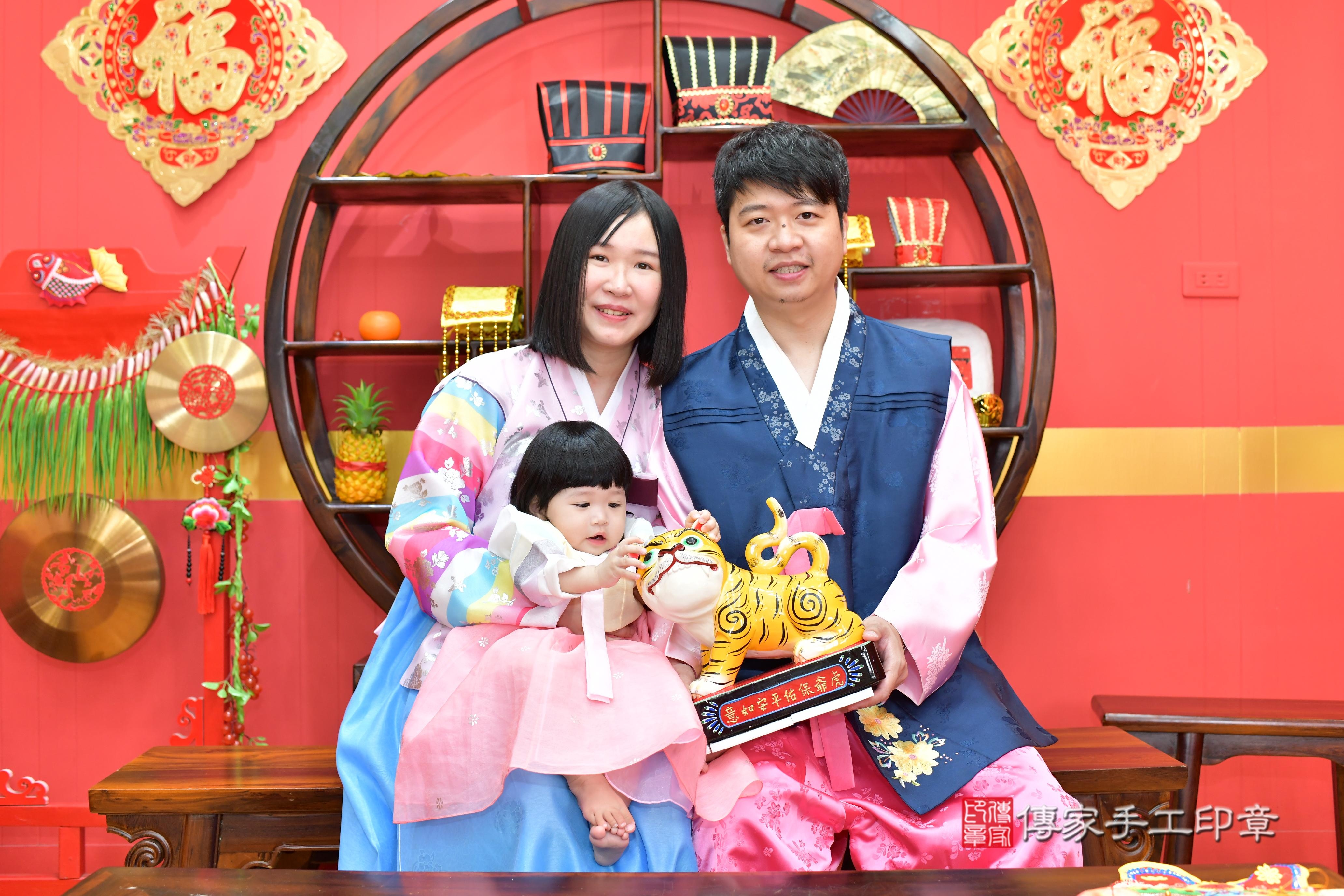 傳家手工印章桃園店、抓周、度脺、美式風會場、傳家嬰兒古禮、吉祥話、抓周道具物品24種、拍照。抓周證書。寶寶抓周、滿周歲、生日快樂、祝福 傳家手工印章桃園店、抓周、度脺、美式風會場、傳家嬰兒古禮、吉祥話、抓周道具物品24種、拍照。抓周證書。寶寶抓周、滿周歲、生日快樂、祝福