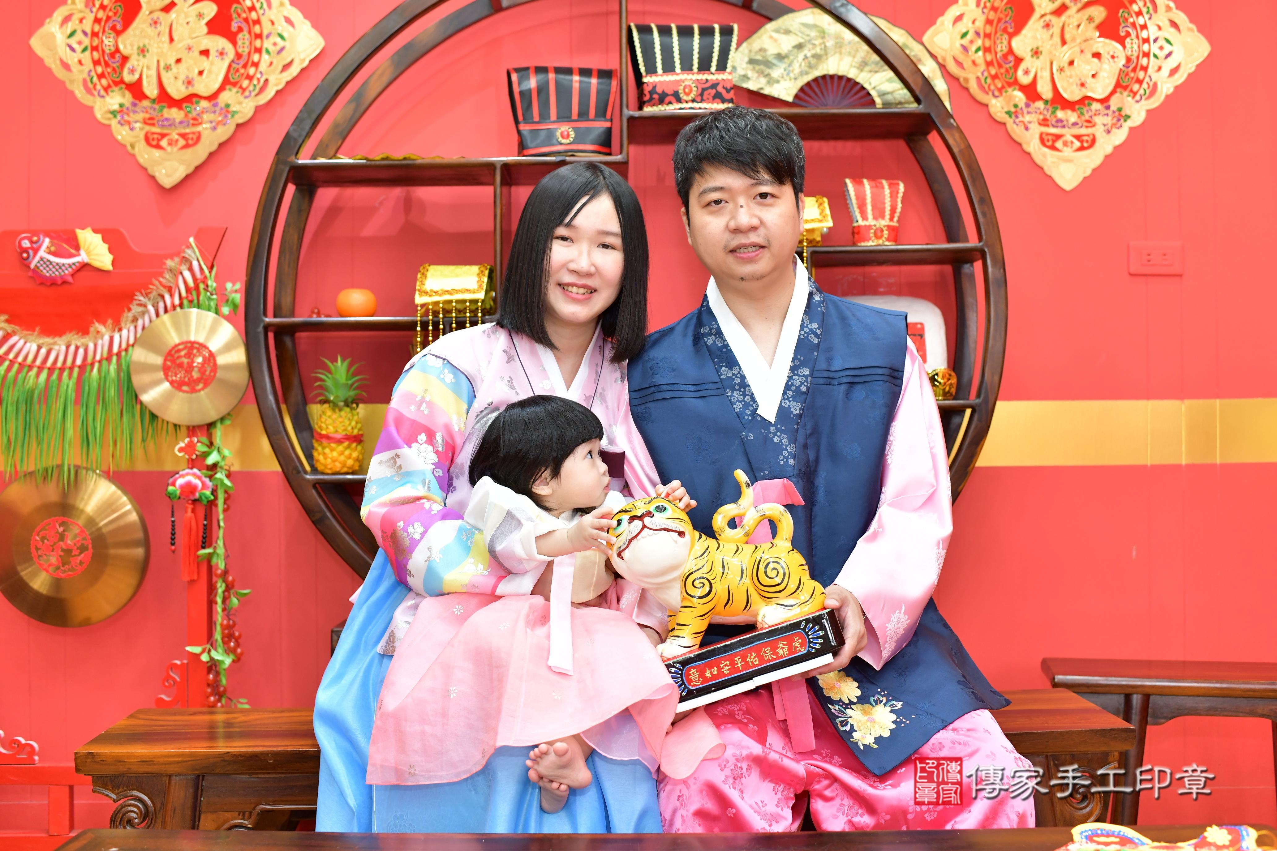 傳家手工印章桃園店、抓周、度脺、美式風會場、傳家嬰兒古禮、吉祥話、抓周道具物品24種、拍照。抓周證書。寶寶抓周、滿周歲、生日快樂、祝福 傳家手工印章桃園店、抓周、度脺、美式風會場、傳家嬰兒古禮、吉祥話、抓周道具物品24種、拍照。抓周證書。寶寶抓周、滿周歲、生日快樂、祝福