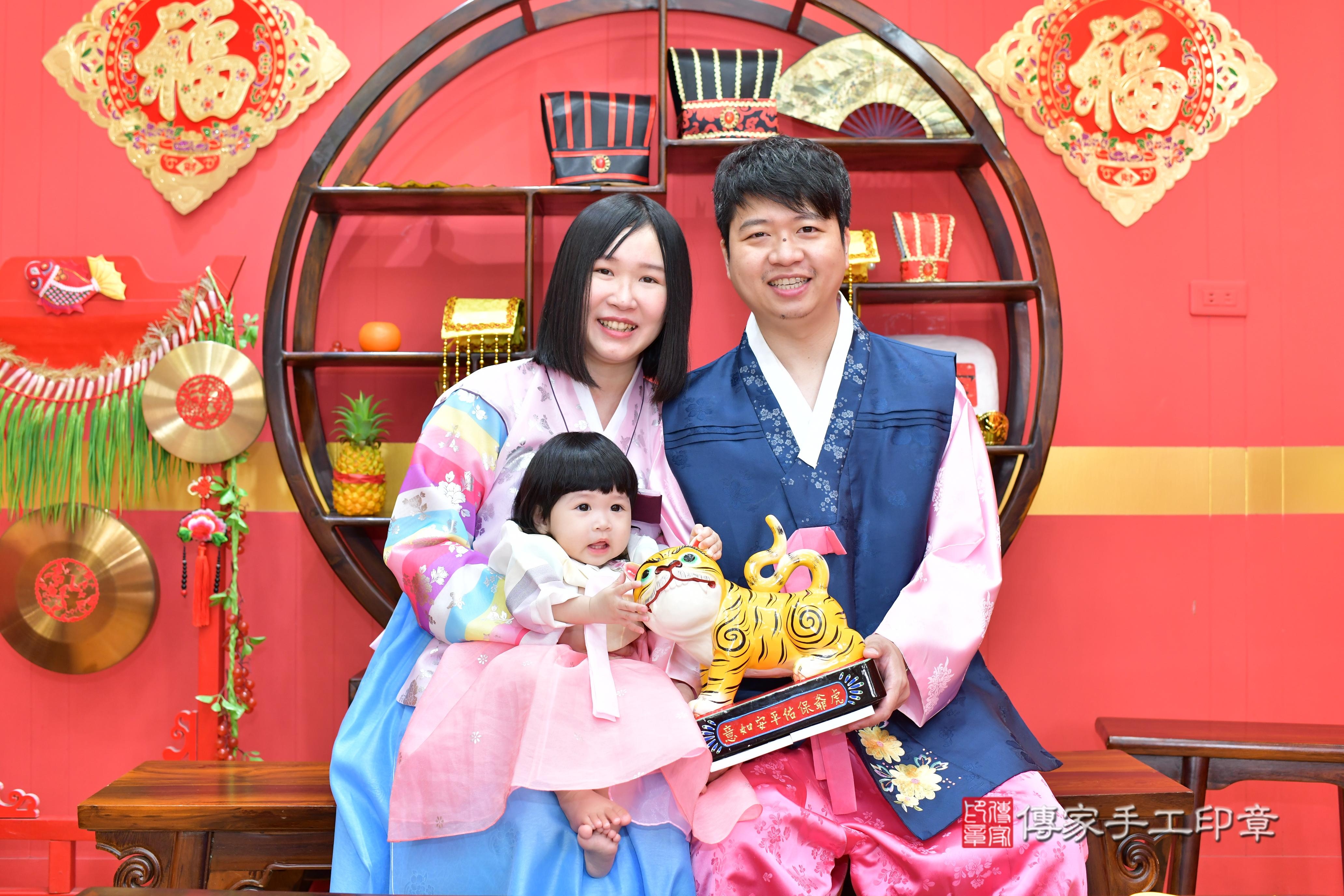 傳家手工印章桃園店、抓周、度脺、美式風會場、傳家嬰兒古禮、吉祥話、抓周道具物品24種、拍照。抓周證書。寶寶抓周、滿周歲、生日快樂、祝福 傳家手工印章桃園店、抓周、度脺、美式風會場、傳家嬰兒古禮、吉祥話、抓周道具物品24種、拍照。抓周證書。寶寶抓周、滿周歲、生日快樂、祝福