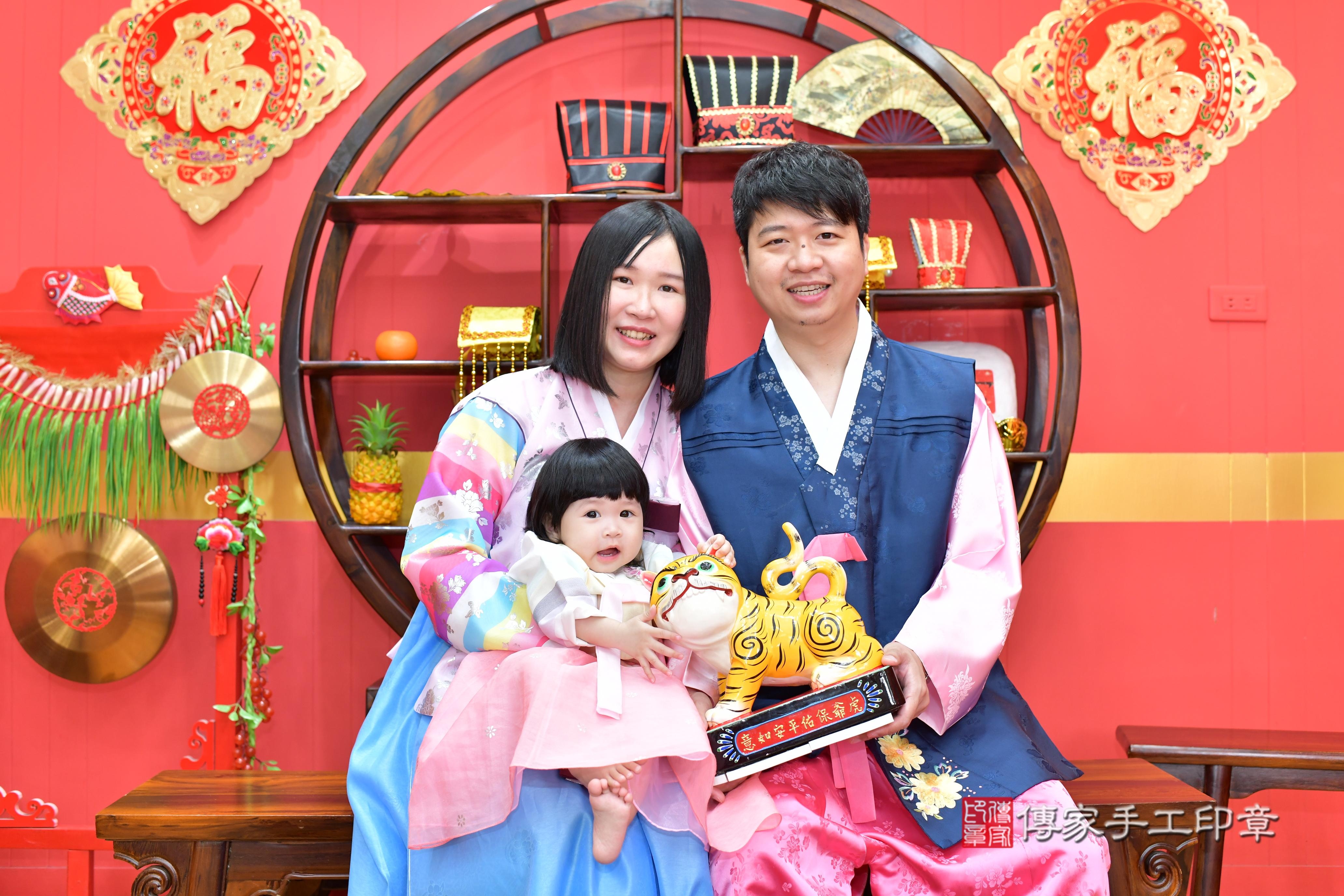 傳家手工印章桃園店、抓周、度脺、美式風會場、傳家嬰兒古禮、吉祥話、抓周道具物品24種、拍照。抓周證書。寶寶抓周、滿周歲、生日快樂、祝福 傳家手工印章桃園店、抓周、度脺、美式風會場、傳家嬰兒古禮、吉祥話、抓周道具物品24種、拍照。抓周證書。寶寶抓周、滿周歲、生日快樂、祝福