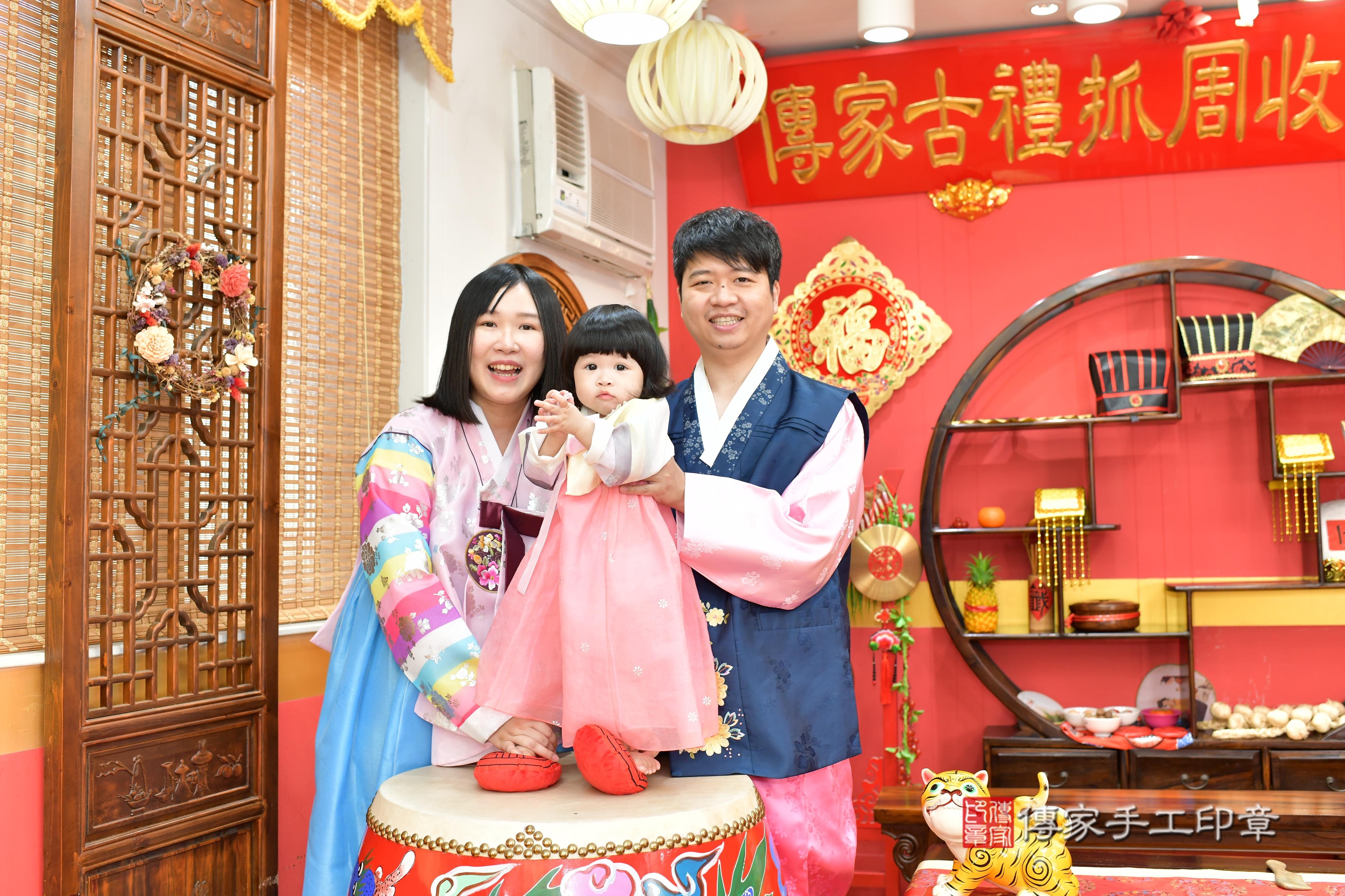 傳家手工印章桃園店、抓周、度脺、美式風會場、傳家嬰兒古禮、吉祥話、抓周道具物品24種、拍照。抓周證書。寶寶抓周、滿周歲、生日快樂、祝福 傳家手工印章桃園店、抓周、度脺、美式風會場、傳家嬰兒古禮、吉祥話、抓周道具物品24種、拍照。抓周證書。寶寶抓周、滿周歲、生日快樂、祝福