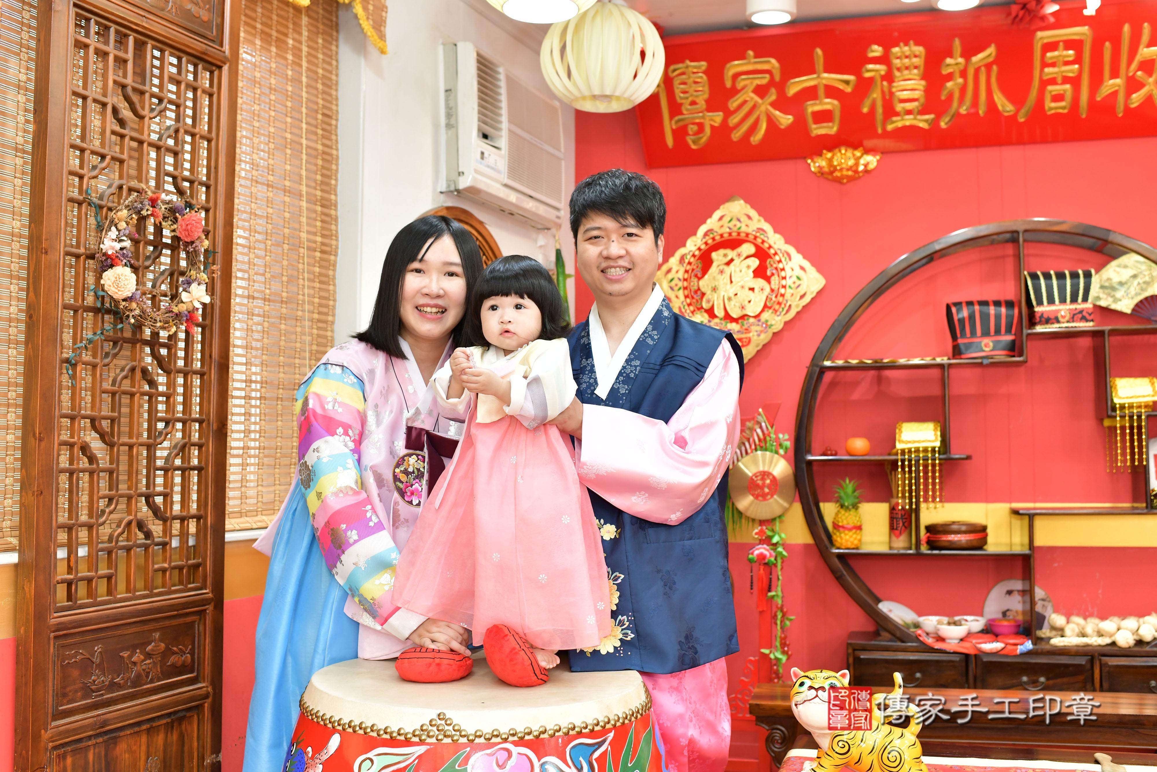 傳家手工印章桃園店、抓周、度脺、美式風會場、傳家嬰兒古禮、吉祥話、抓周道具物品24種、拍照。抓周證書。寶寶抓周、滿周歲、生日快樂、祝福 傳家手工印章桃園店、抓周、度脺、美式風會場、傳家嬰兒古禮、吉祥話、抓周道具物品24種、拍照。抓周證書。寶寶抓周、滿周歲、生日快樂、祝福