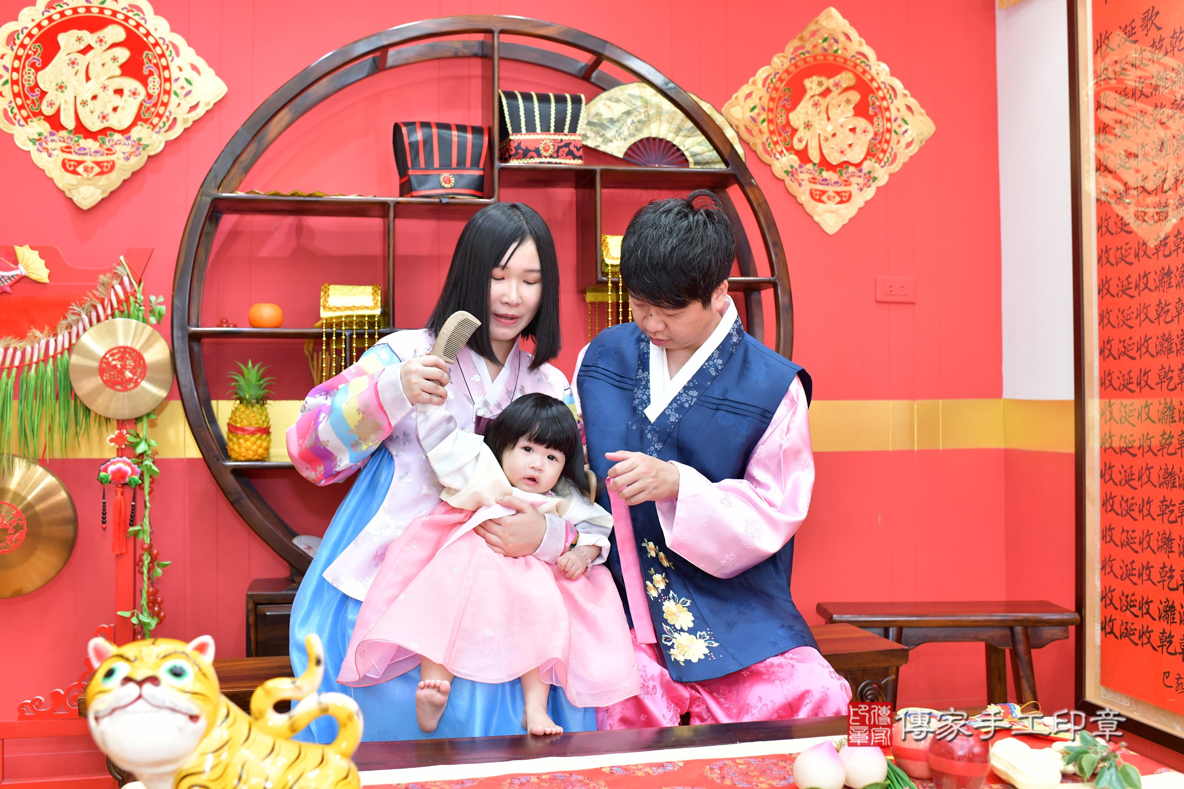 傳家手工印章桃園店、抓周、度脺、美式風會場、傳家嬰兒古禮、吉祥話、抓周道具物品24種、拍照。抓周證書。寶寶抓周、滿周歲、生日快樂、祝福 傳家手工印章桃園店、抓周、度脺、美式風會場、傳家嬰兒古禮、吉祥話、抓周道具物品24種、拍照。抓周證書。寶寶抓周、滿周歲、生日快樂、祝福