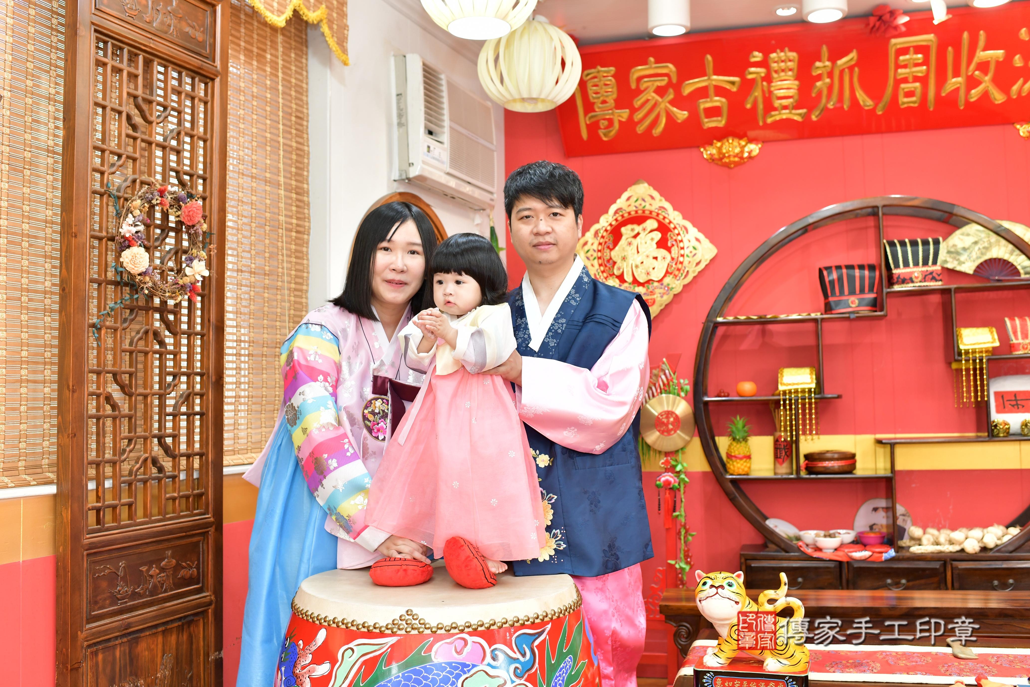 傳家手工印章桃園店、抓周、度脺、美式風會場、傳家嬰兒古禮、吉祥話、抓周道具物品24種、拍照。抓周證書。寶寶抓周、滿周歲、生日快樂、祝福 傳家手工印章桃園店、抓周、度脺、美式風會場、傳家嬰兒古禮、吉祥話、抓周道具物品24種、拍照。抓周證書。寶寶抓周、滿周歲、生日快樂、祝福