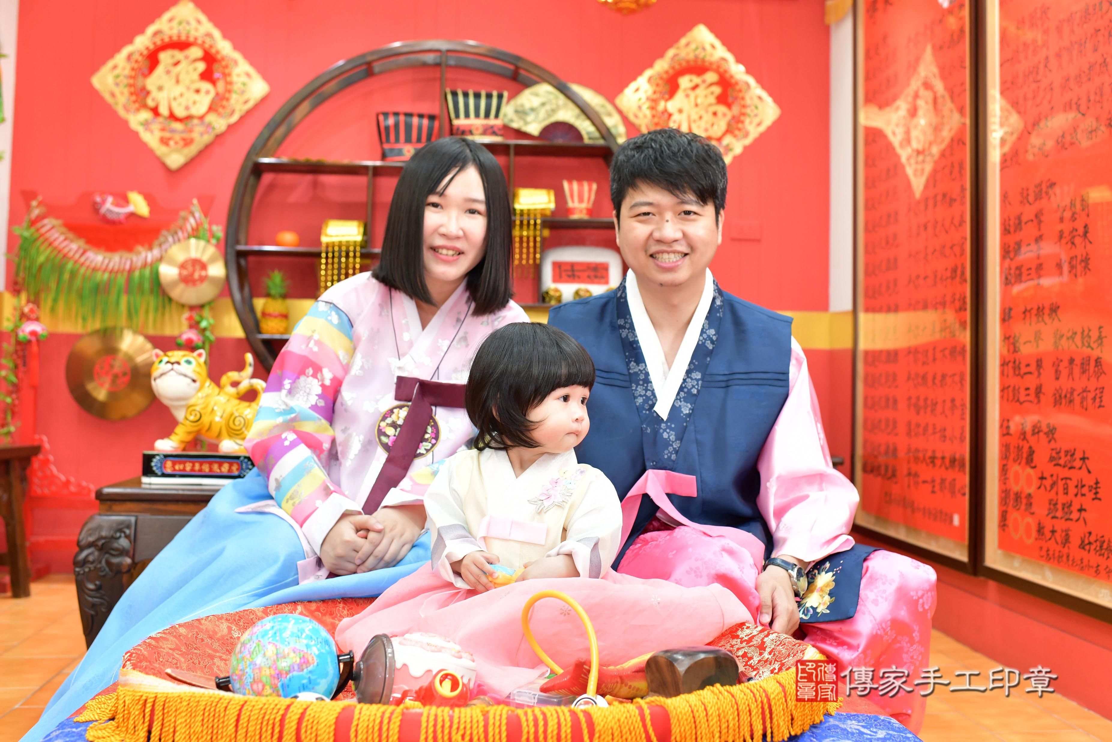 傳家手工印章桃園店、抓周、度脺、美式風會場、傳家嬰兒古禮、吉祥話、抓周道具物品24種、拍照。抓周證書。寶寶抓周、滿周歲、生日快樂、祝福 傳家手工印章桃園店、抓周、度脺、美式風會場、傳家嬰兒古禮、吉祥話、抓周道具物品24種、拍照。抓周證書。寶寶抓周、滿周歲、生日快樂、祝福