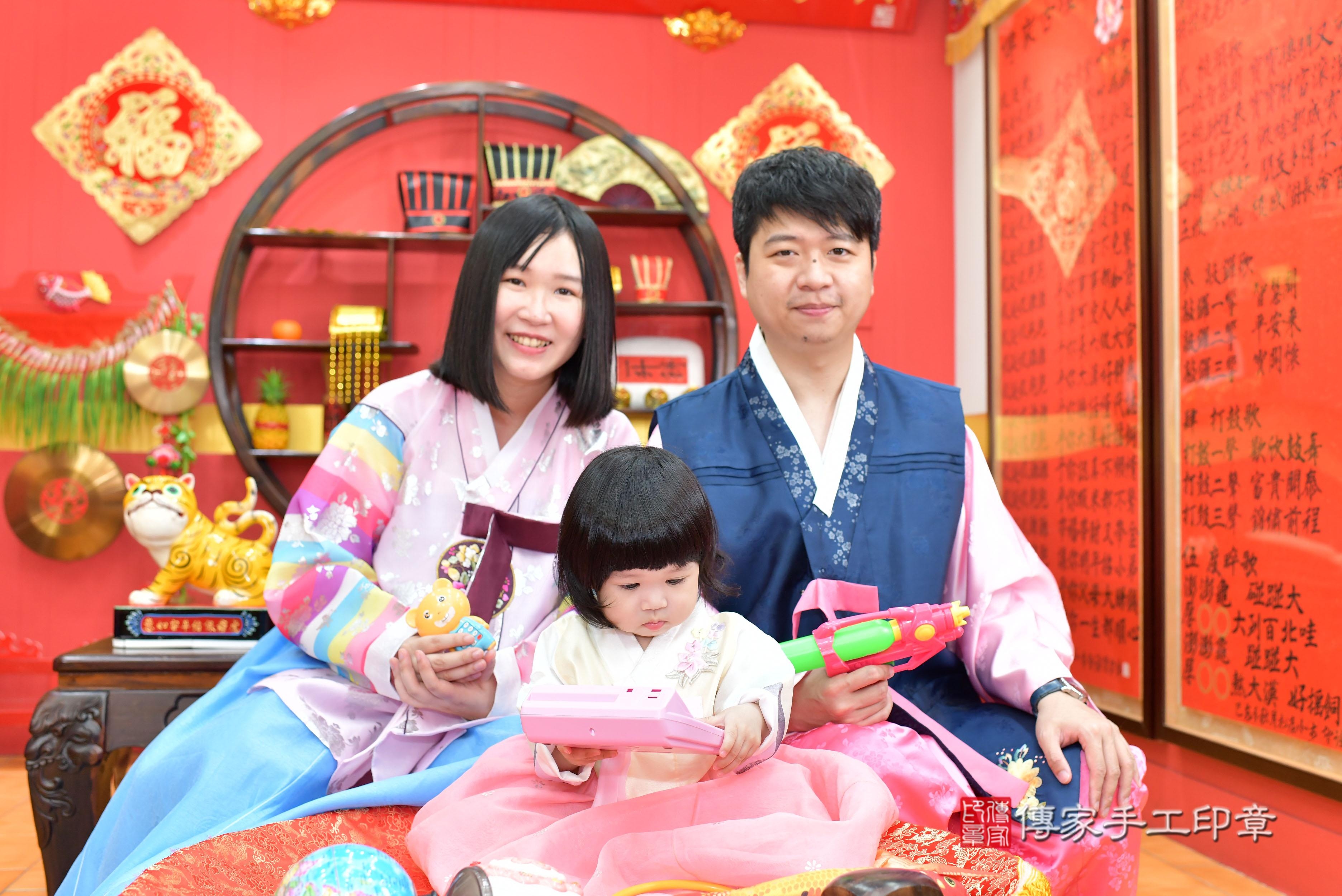 傳家手工印章桃園店、抓周、度脺、美式風會場、傳家嬰兒古禮、吉祥話、抓周道具物品24種、拍照。抓周證書。寶寶抓周、滿周歲、生日快樂、祝福 傳家手工印章桃園店、抓周、度脺、美式風會場、傳家嬰兒古禮、吉祥話、抓周道具物品24種、拍照。抓周證書。寶寶抓周、滿周歲、生日快樂、祝福