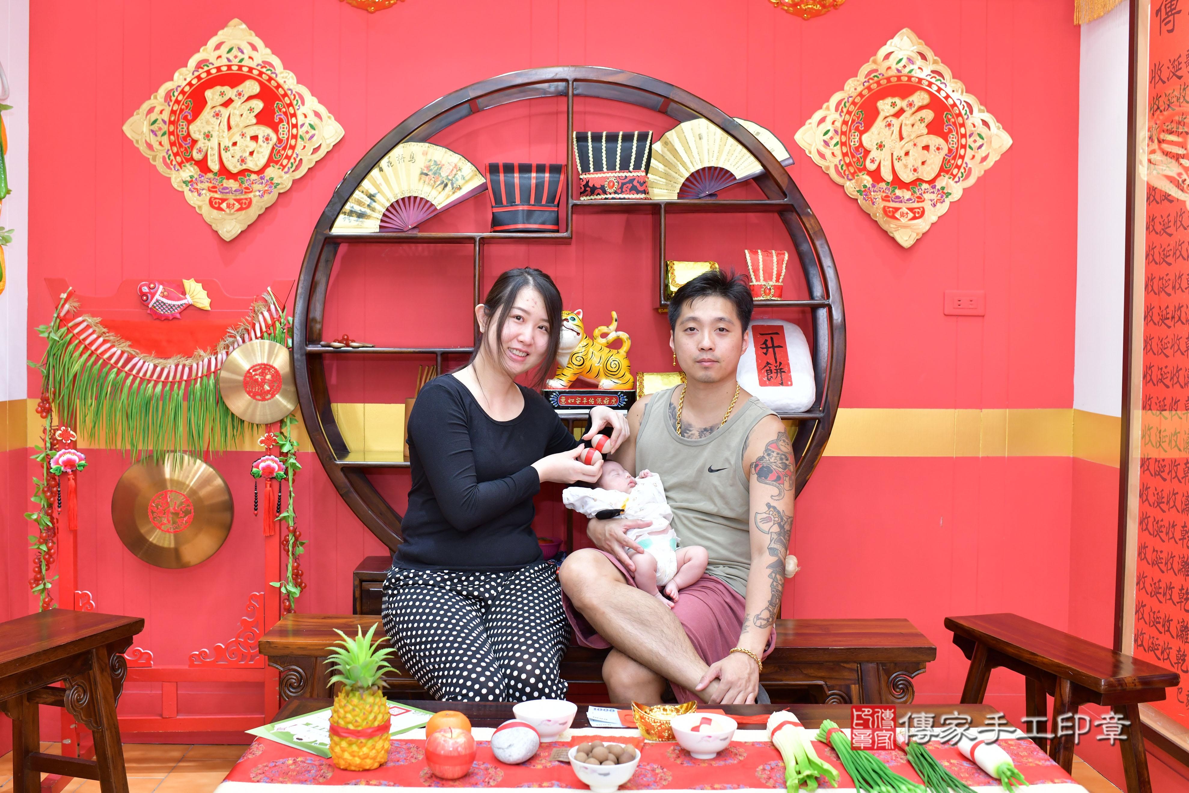 傳家手工印章桃園店、抓周、度脺、美式風會場、傳家嬰兒古禮、吉祥話、抓周道具物品24種、拍照。抓周證書。寶寶抓周、滿周歲、生日快樂、祝福