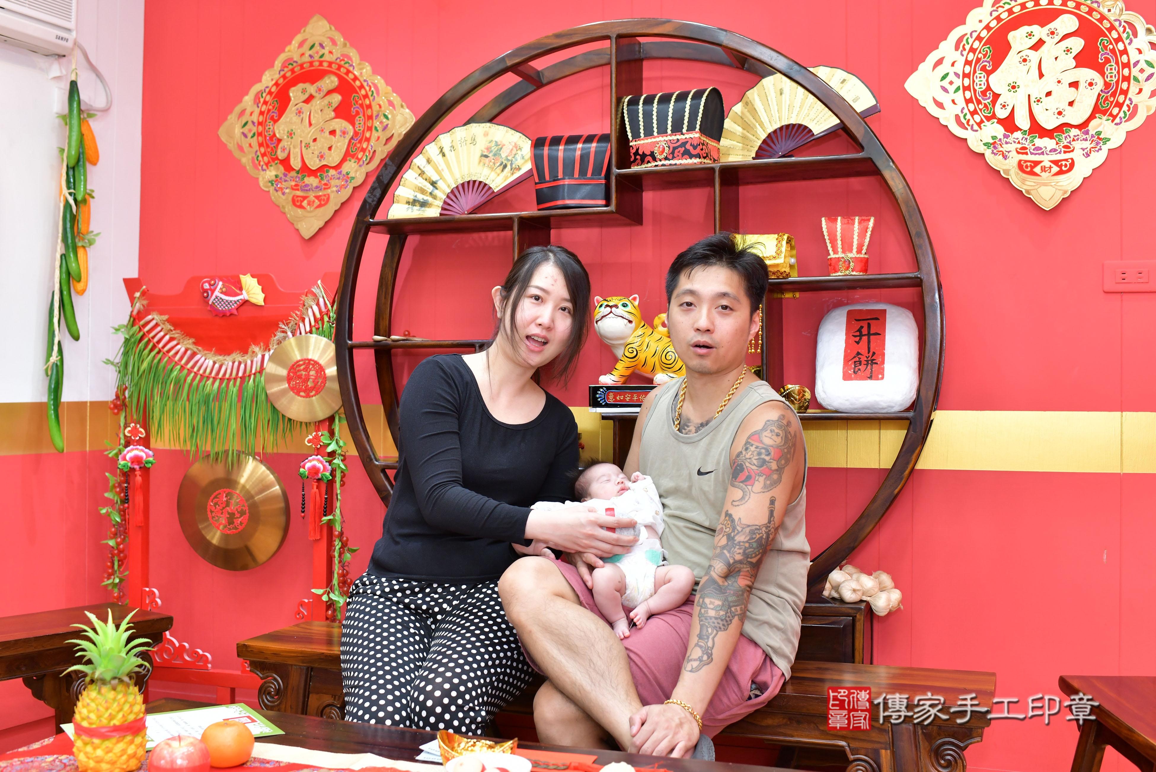 傳家手工印章桃園店、抓周、度脺、美式風會場、傳家嬰兒古禮、吉祥話、抓周道具物品24種、拍照。抓周證書。寶寶抓周、滿周歲、生日快樂、祝福