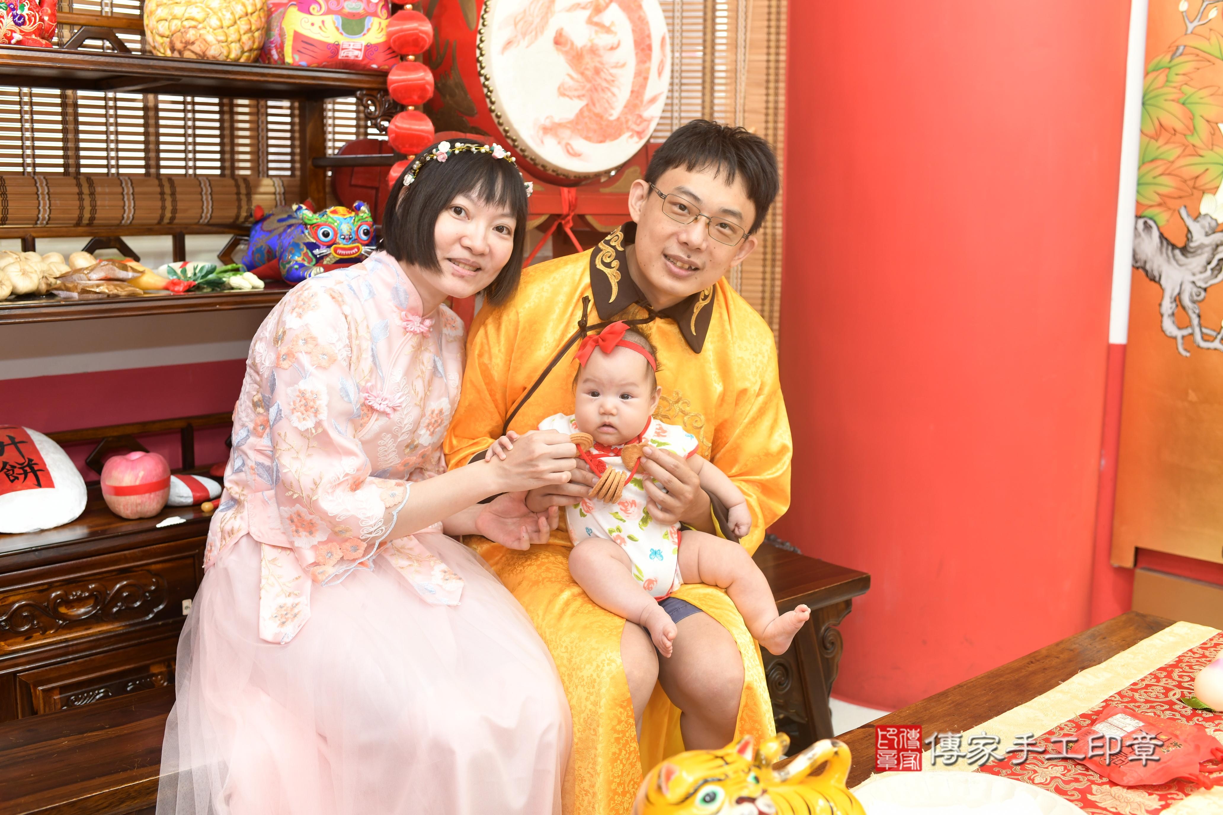 傳家手工印章高雄店、抓周、度脺、中國風會場、傳家嬰兒古禮、吉祥話、抓周道具物品24種、拍照。抓周證書。寶寶抓周、滿周歲、生日快樂、祝福 傳家手工印章高雄店、抓周、度脺、中國風會場、傳家嬰兒古禮、吉祥話、抓周道具物品24種、拍照。抓周證書。寶寶抓周、滿周歲、生日快樂、祝福