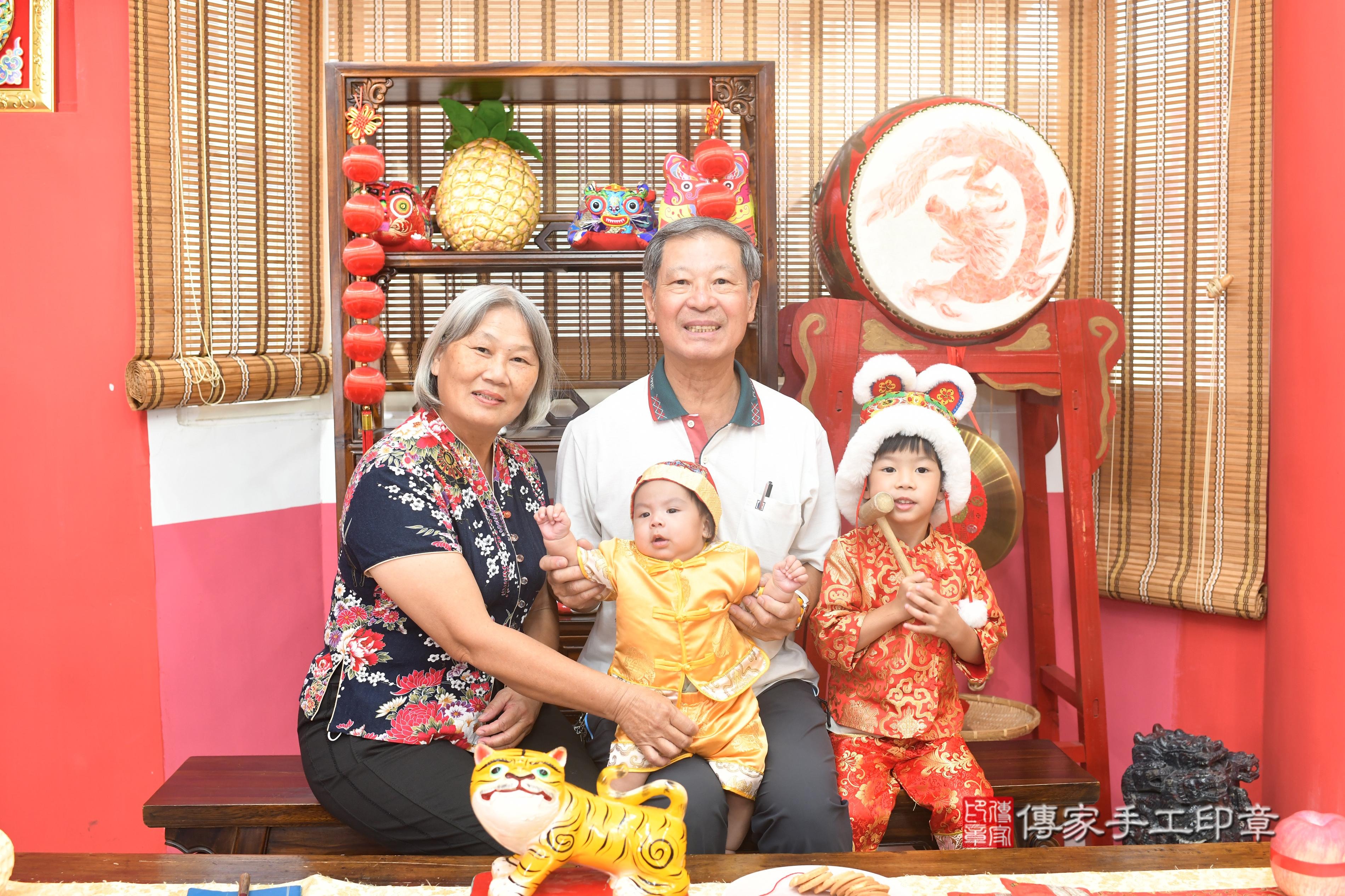 傳家手工印章高雄店、抓周、度脺、中國風會場、傳家嬰兒古禮、吉祥話、抓周道具物品24種、拍照。抓周證書。寶寶抓周、滿周歲、生日快樂、祝福 傳家手工印章高雄店、抓周、度脺、中國風會場、傳家嬰兒古禮、吉祥話、抓周道具物品24種、拍照。抓周證書。寶寶抓周、滿周歲、生日快樂、祝福