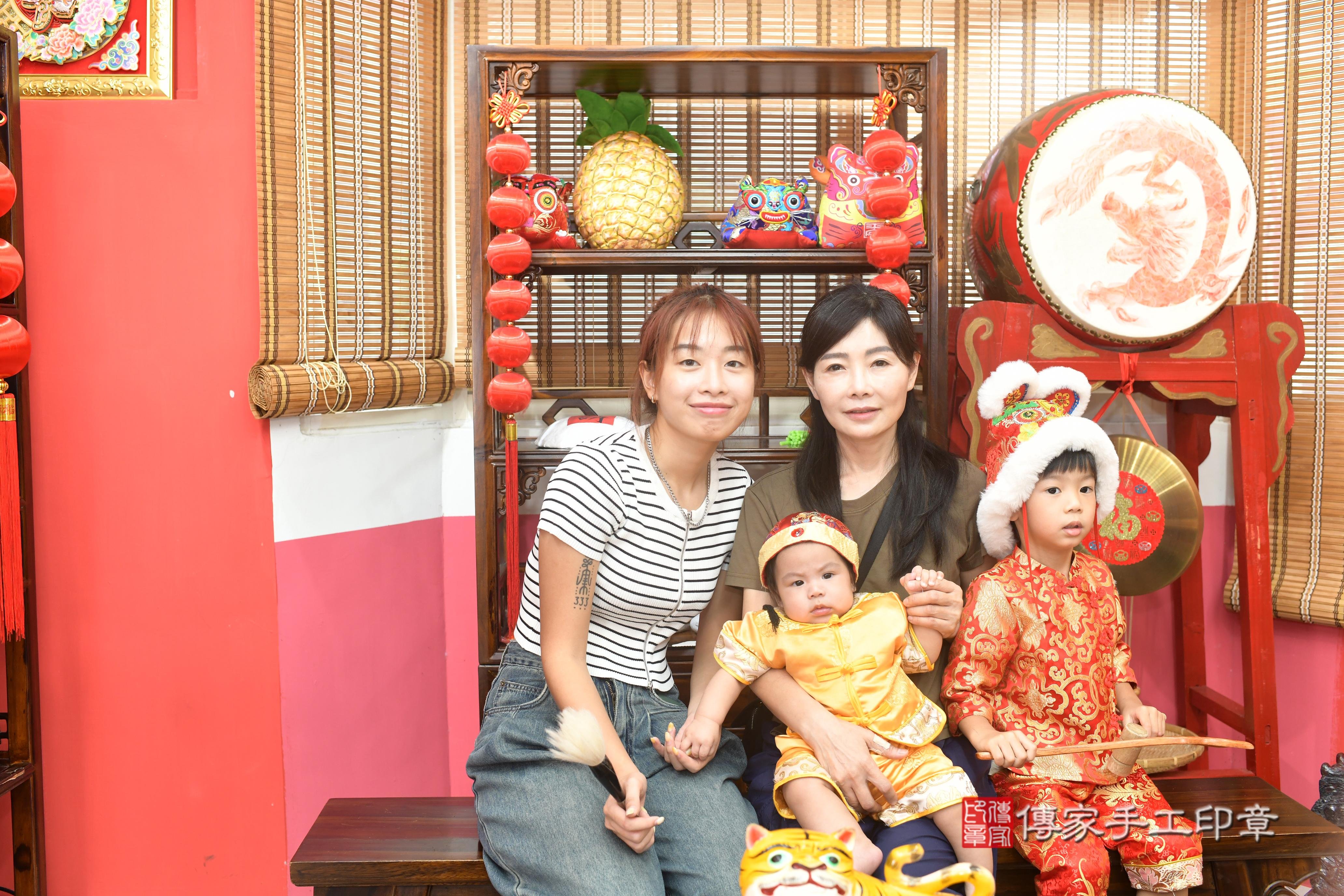 傳家手工印章高雄店、抓周、度脺、中國風會場、傳家嬰兒古禮、吉祥話、抓周道具物品24種、拍照。抓周證書。寶寶抓周、滿周歲、生日快樂、祝福 傳家手工印章高雄店、抓周、度脺、中國風會場、傳家嬰兒古禮、吉祥話、抓周道具物品24種、拍照。抓周證書。寶寶抓周、滿周歲、生日快樂、祝福