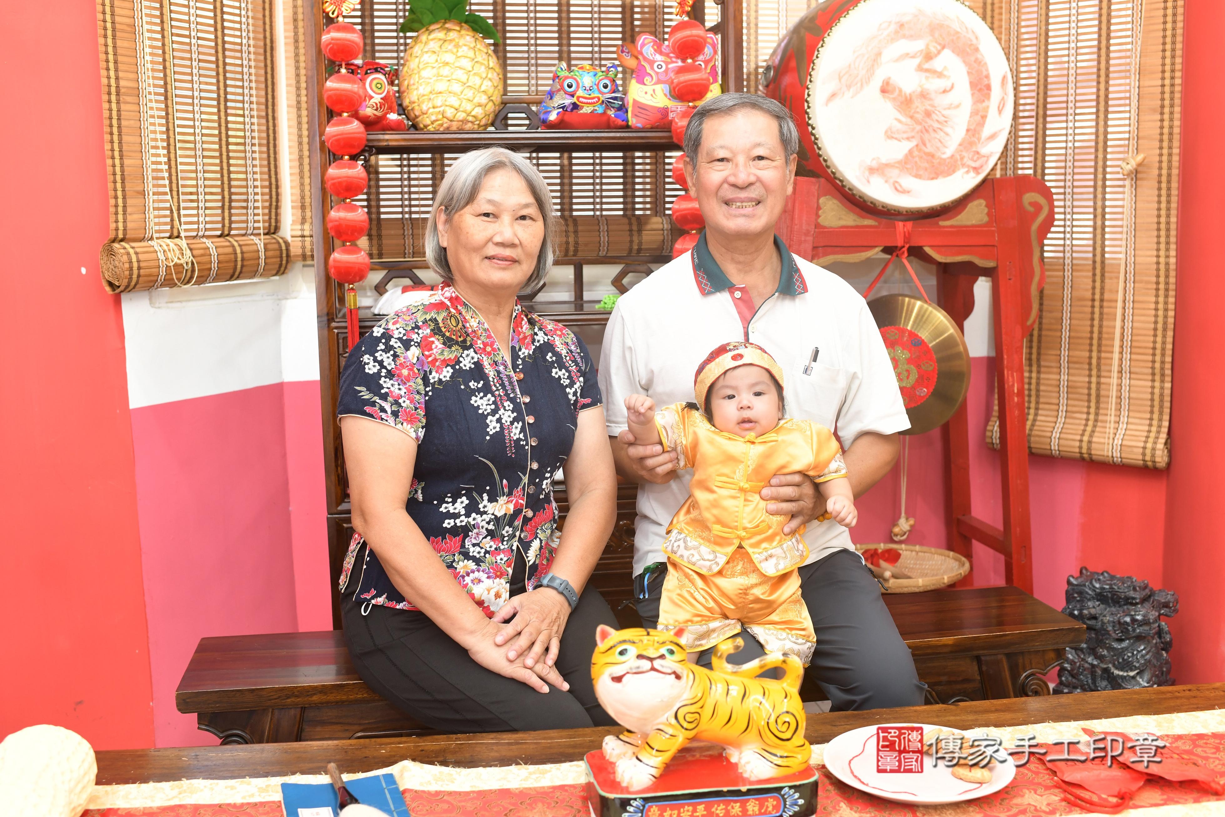 傳家手工印章高雄店、抓周、度脺、中國風會場、傳家嬰兒古禮、吉祥話、抓周道具物品24種、拍照。抓周證書。寶寶抓周、滿周歲、生日快樂、祝福 傳家手工印章高雄店、抓周、度脺、中國風會場、傳家嬰兒古禮、吉祥話、抓周道具物品24種、拍照。抓周證書。寶寶抓周、滿周歲、生日快樂、祝福