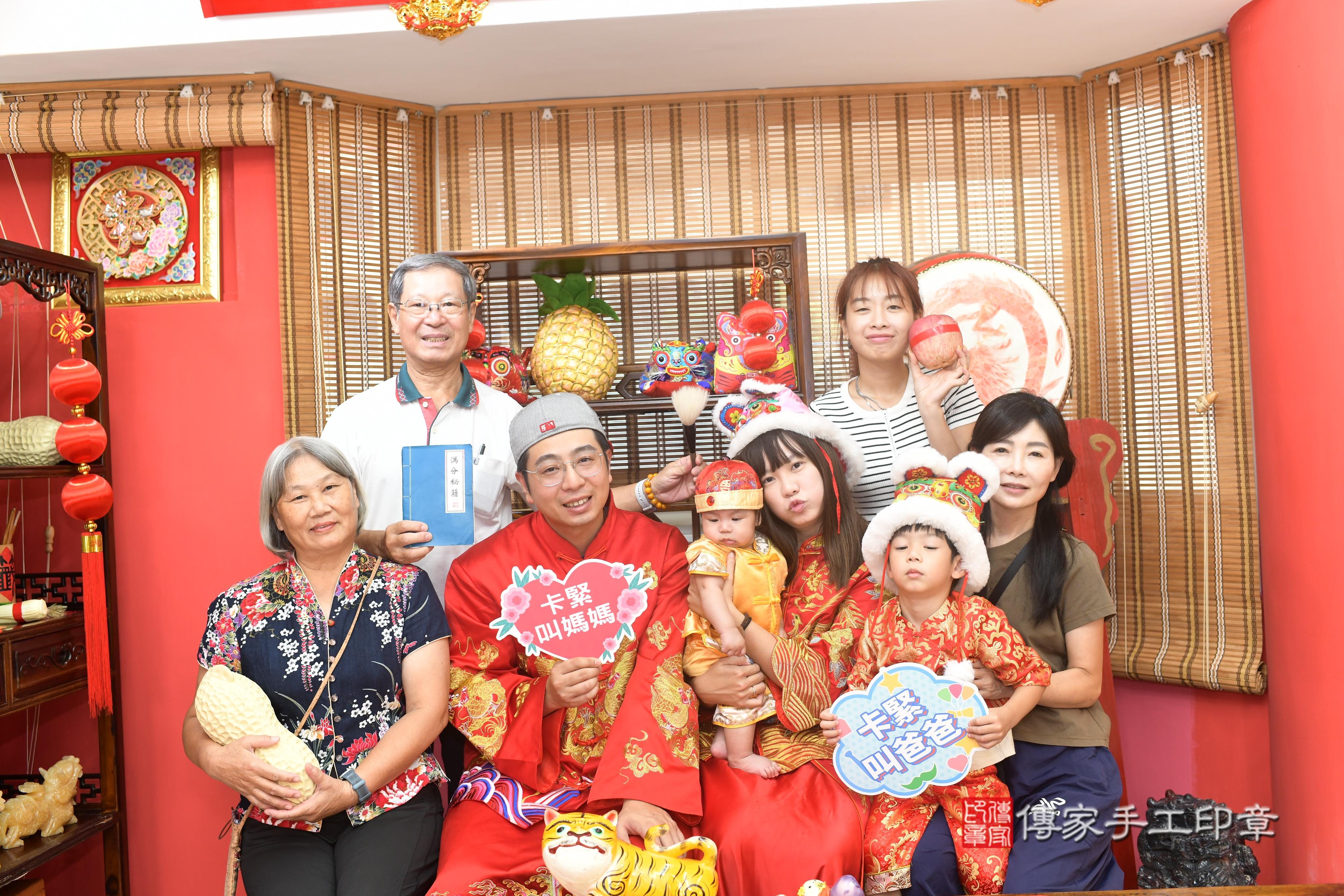 傳家手工印章高雄店、抓周、度脺、中國風會場、傳家嬰兒古禮、吉祥話、抓周道具物品24種、拍照。抓周證書。寶寶抓周、滿周歲、生日快樂、祝福 傳家手工印章高雄店、抓周、度脺、中國風會場、傳家嬰兒古禮、吉祥話、抓周道具物品24種、拍照。抓周證書。寶寶抓周、滿周歲、生日快樂、祝福