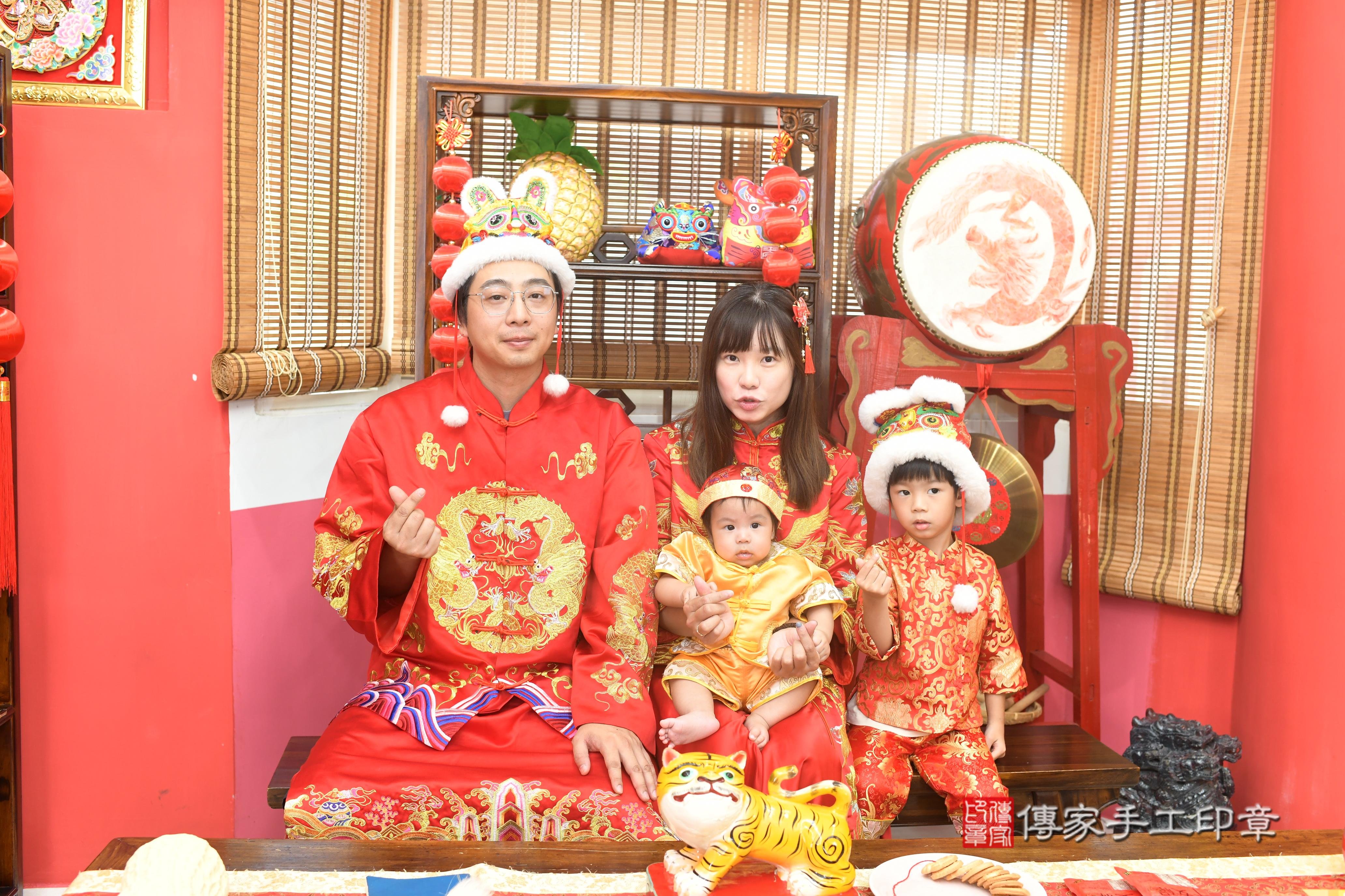 傳家手工印章高雄店、抓周、度脺、中國風會場、傳家嬰兒古禮、吉祥話、抓周道具物品24種、拍照。抓周證書。寶寶抓周、滿周歲、生日快樂、祝福 傳家手工印章高雄店、抓周、度脺、中國風會場、傳家嬰兒古禮、吉祥話、抓周道具物品24種、拍照。抓周證書。寶寶抓周、滿周歲、生日快樂、祝福