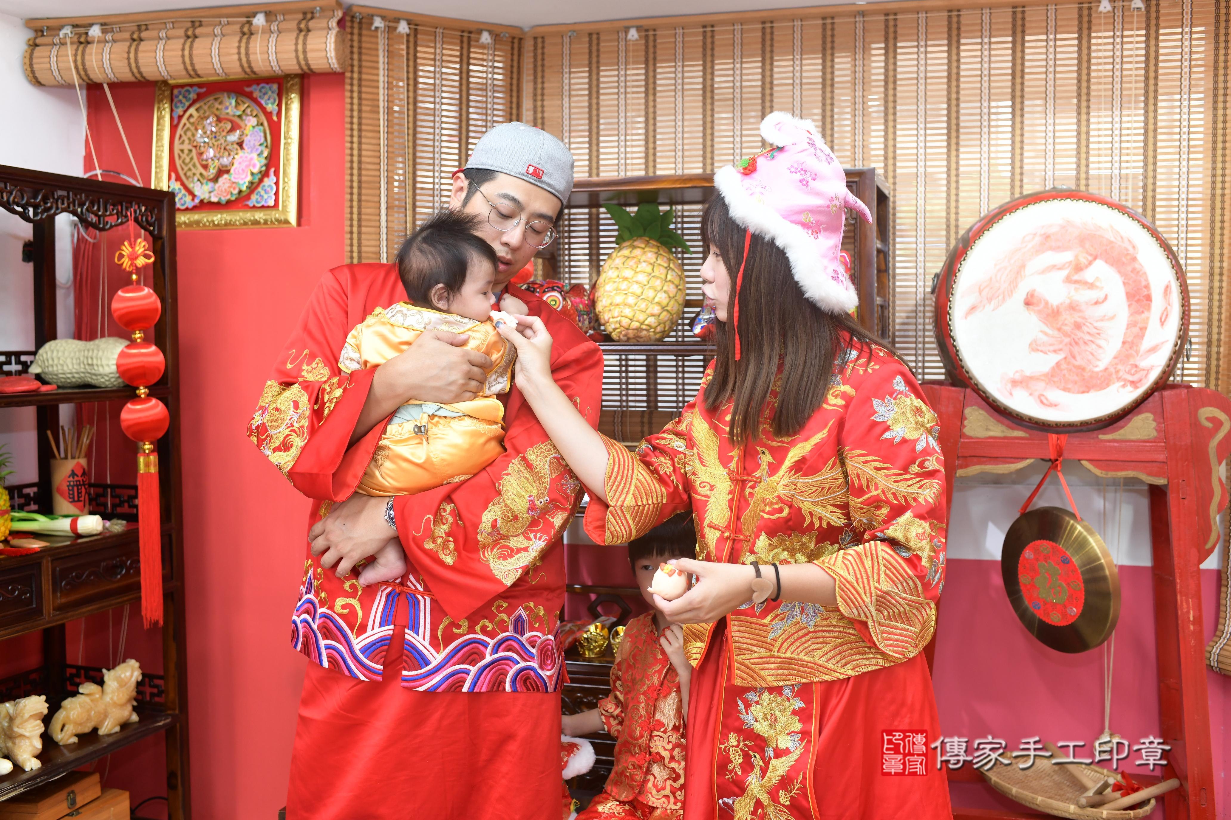 傳家手工印章高雄店、抓周、度脺、中國風會場、傳家嬰兒古禮、吉祥話、抓周道具物品24種、拍照。抓周證書。寶寶抓周、滿周歲、生日快樂、祝福 傳家手工印章高雄店、抓周、度脺、中國風會場、傳家嬰兒古禮、吉祥話、抓周道具物品24種、拍照。抓周證書。寶寶抓周、滿周歲、生日快樂、祝福