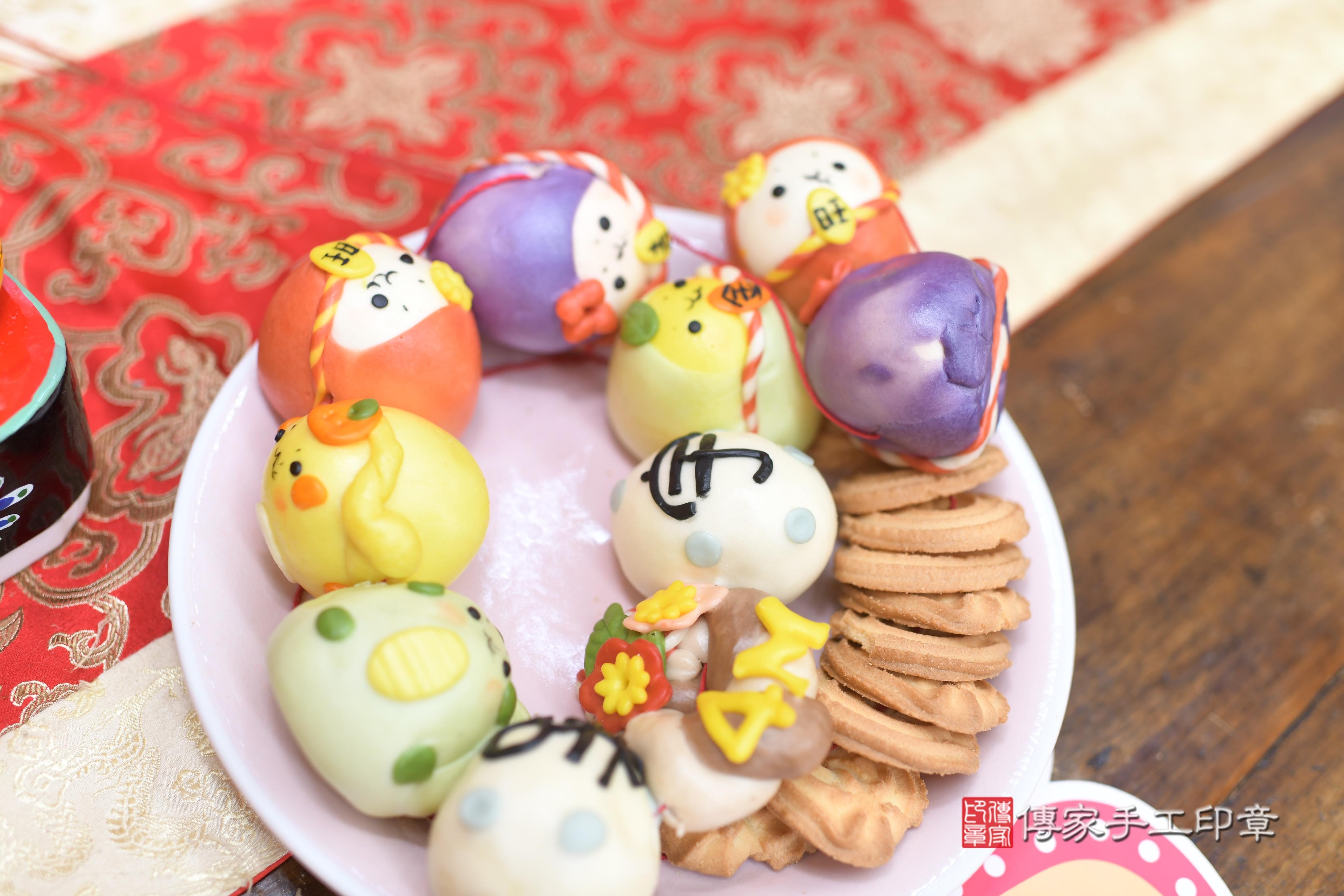 傳家手工印章高雄店、抓周、度脺、中國風會場、傳家嬰兒古禮、吉祥話、抓周道具物品24種、拍照。抓周證書。寶寶抓周、滿周歲、生日快樂、祝福 傳家手工印章高雄店、抓周、度脺、中國風會場、傳家嬰兒古禮、吉祥話、抓周道具物品24種、拍照。抓周證書。寶寶抓周、滿周歲、生日快樂、祝福