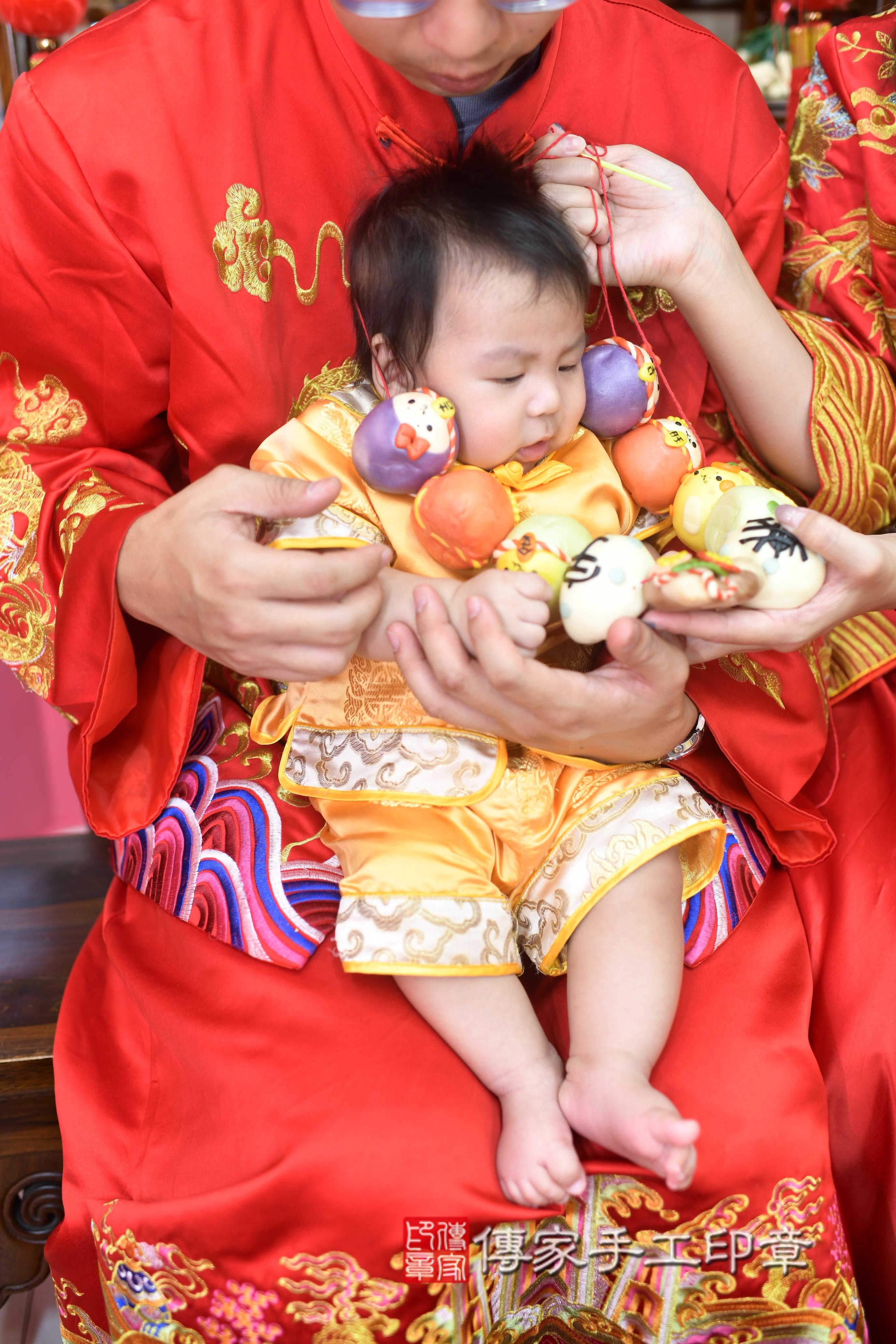 傳家手工印章高雄店、抓周、度脺、中國風會場、傳家嬰兒古禮、吉祥話、抓周道具物品24種、拍照。抓周證書。寶寶抓周、滿周歲、生日快樂、祝福 傳家手工印章高雄店、抓周、度脺、中國風會場、傳家嬰兒古禮、吉祥話、抓周道具物品24種、拍照。抓周證書。寶寶抓周、滿周歲、生日快樂、祝福