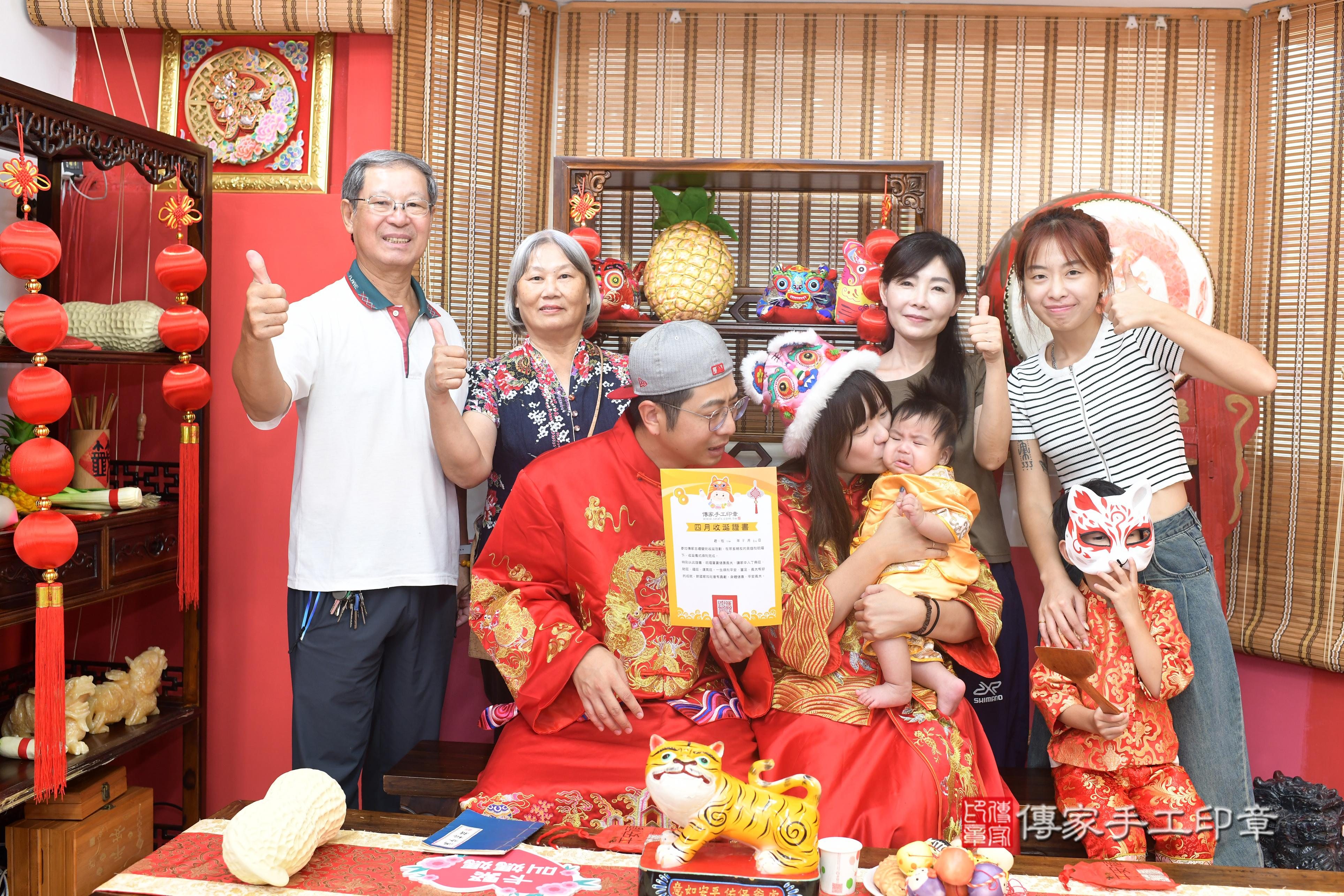 傳家手工印章高雄店、抓周、度脺、中國風會場、傳家嬰兒古禮、吉祥話、抓周道具物品24種、拍照。抓周證書。寶寶抓周、滿周歲、生日快樂、祝福 傳家手工印章高雄店、抓周、度脺、中國風會場、傳家嬰兒古禮、吉祥話、抓周道具物品24種、拍照。抓周證書。寶寶抓周、滿周歲、生日快樂、祝福