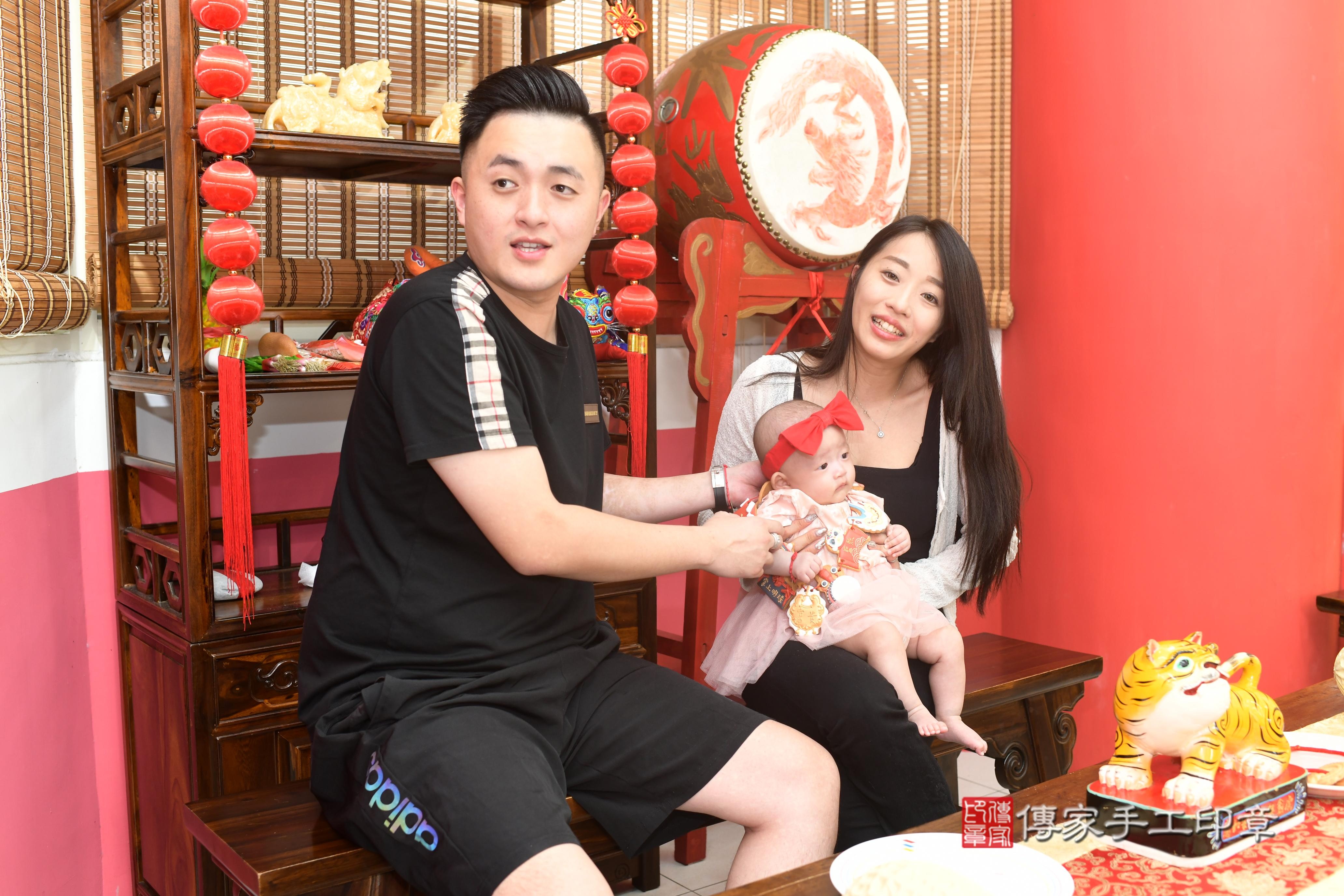 傳家手工印章高雄店、抓周、度脺、中國風會場、傳家嬰兒古禮、吉祥話、抓周道具物品24種、拍照。抓周證書。寶寶抓周、滿周歲、生日快樂、祝福 傳家手工印章高雄店、抓周、度脺、中國風會場、傳家嬰兒古禮、吉祥話、抓周道具物品24種、拍照。抓周證書。寶寶抓周、滿周歲、生日快樂、祝福