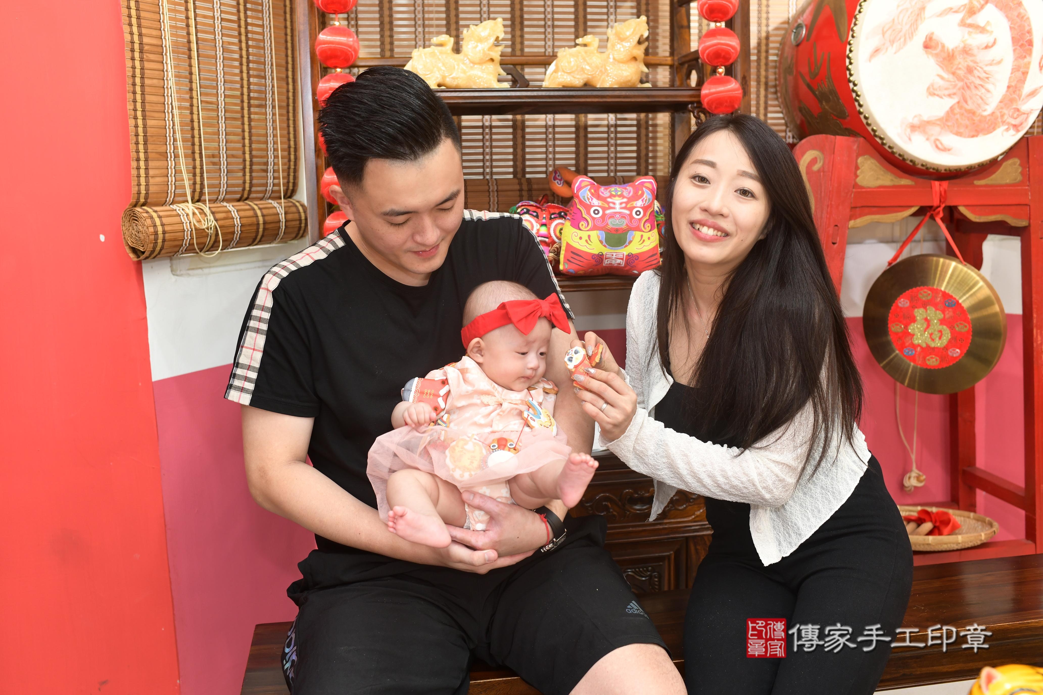 傳家手工印章高雄店、抓周、度脺、中國風會場、傳家嬰兒古禮、吉祥話、抓周道具物品24種、拍照。抓周證書。寶寶抓周、滿周歲、生日快樂、祝福 傳家手工印章高雄店、抓周、度脺、中國風會場、傳家嬰兒古禮、吉祥話、抓周道具物品24種、拍照。抓周證書。寶寶抓周、滿周歲、生日快樂、祝福