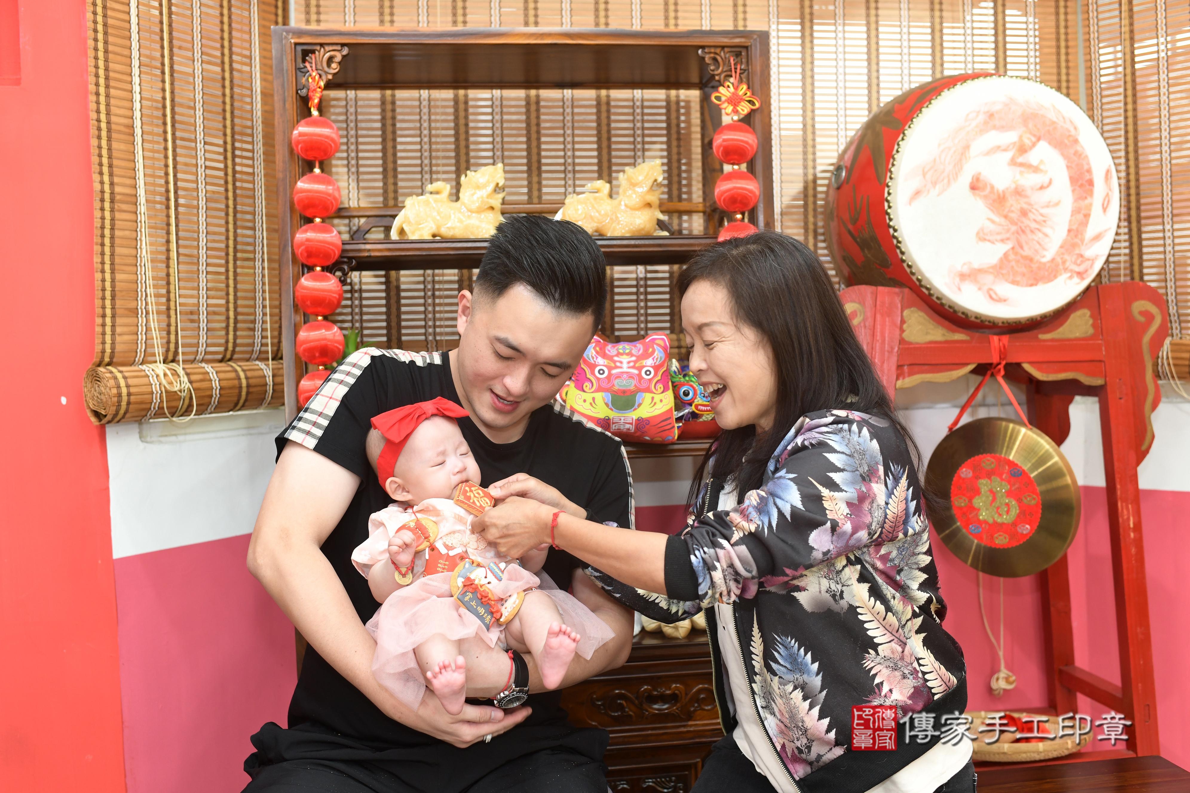 傳家手工印章高雄店、抓周、度脺、中國風會場、傳家嬰兒古禮、吉祥話、抓周道具物品24種、拍照。抓周證書。寶寶抓周、滿周歲、生日快樂、祝福 傳家手工印章高雄店、抓周、度脺、中國風會場、傳家嬰兒古禮、吉祥話、抓周道具物品24種、拍照。抓周證書。寶寶抓周、滿周歲、生日快樂、祝福