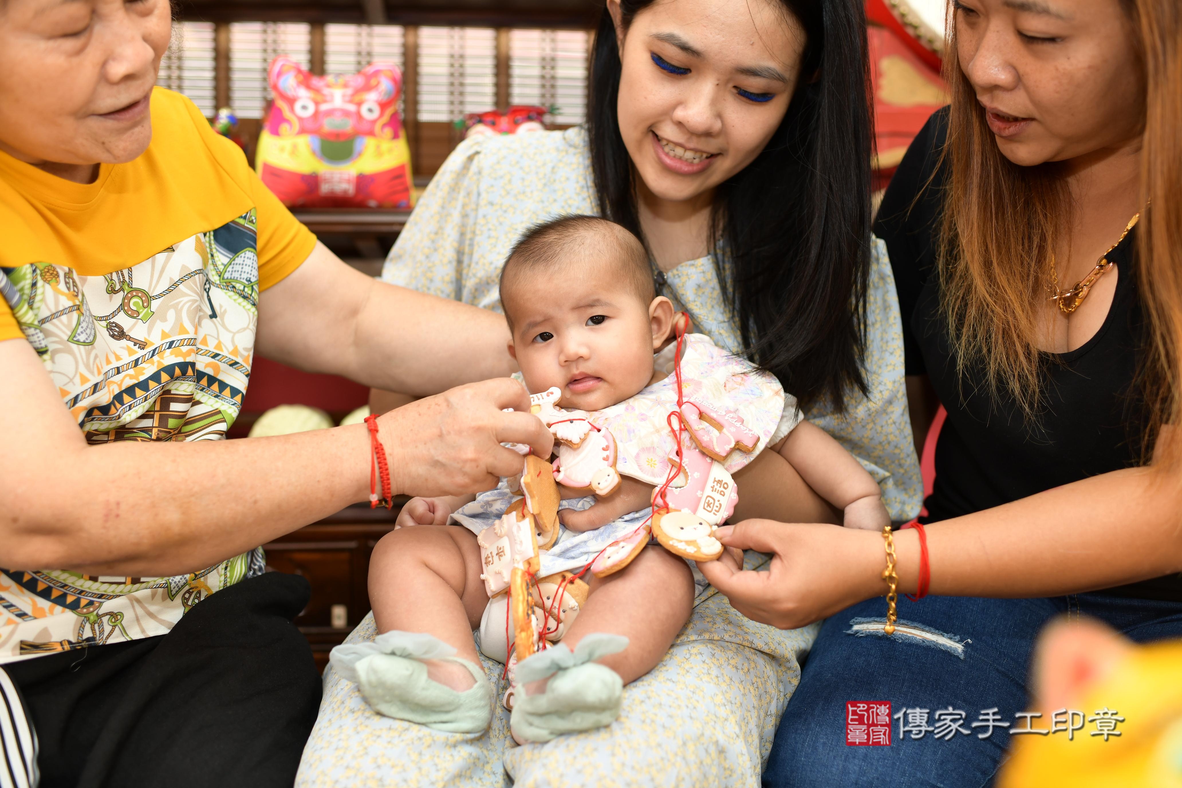 傳家手工印章高雄店、抓周、度脺、中國風會場、傳家嬰兒古禮、吉祥話、抓周道具物品24種、拍照。抓周證書。寶寶抓周、滿周歲、生日快樂、祝福 傳家手工印章高雄店、抓周、度脺、中國風會場、傳家嬰兒古禮、吉祥話、抓周道具物品24種、拍照。抓周證書。寶寶抓周、滿周歲、生日快樂、祝福