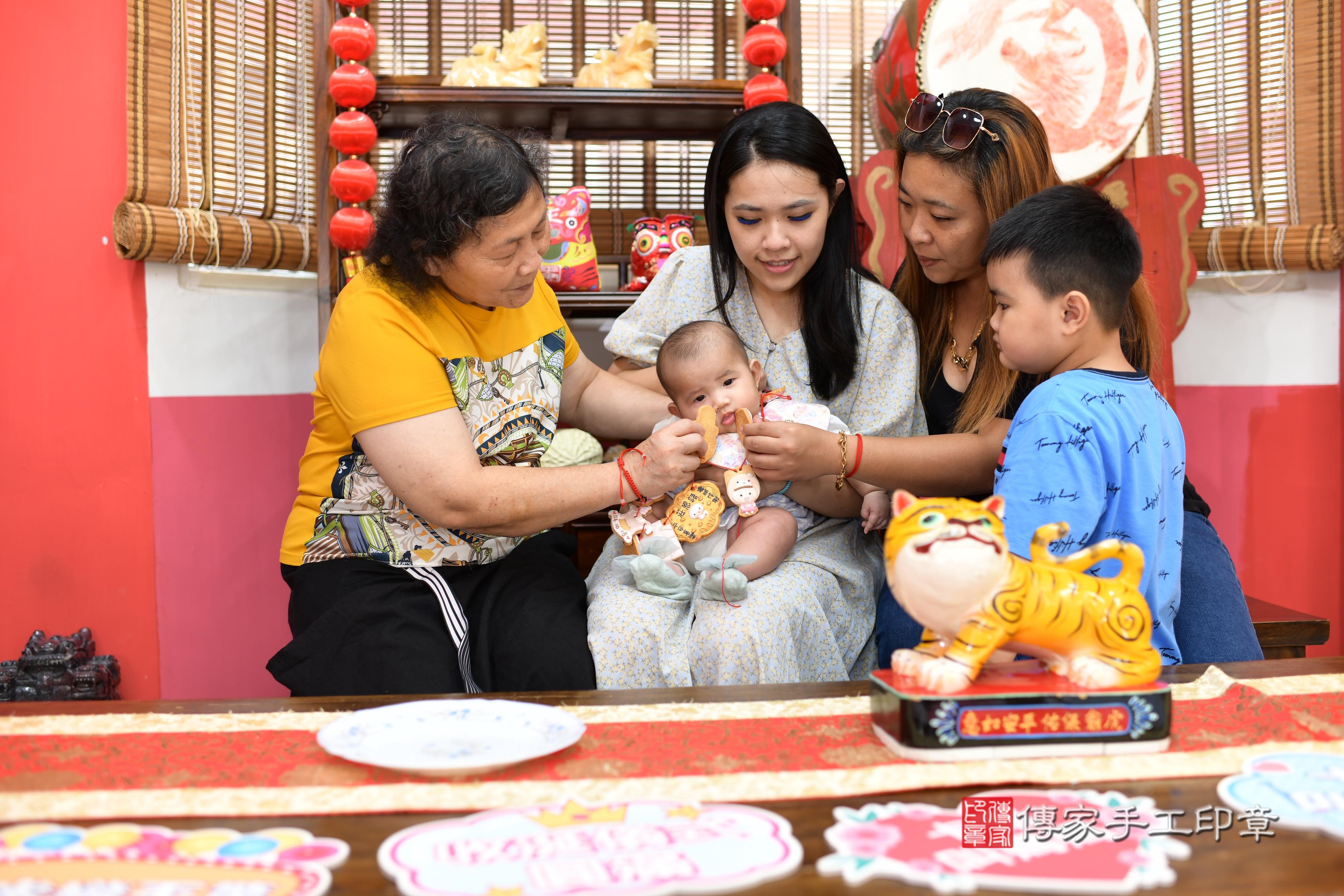 傳家手工印章高雄店、抓周、度脺、中國風會場、傳家嬰兒古禮、吉祥話、抓周道具物品24種、拍照。抓周證書。寶寶抓周、滿周歲、生日快樂、祝福 傳家手工印章高雄店、抓周、度脺、中國風會場、傳家嬰兒古禮、吉祥話、抓周道具物品24種、拍照。抓周證書。寶寶抓周、滿周歲、生日快樂、祝福