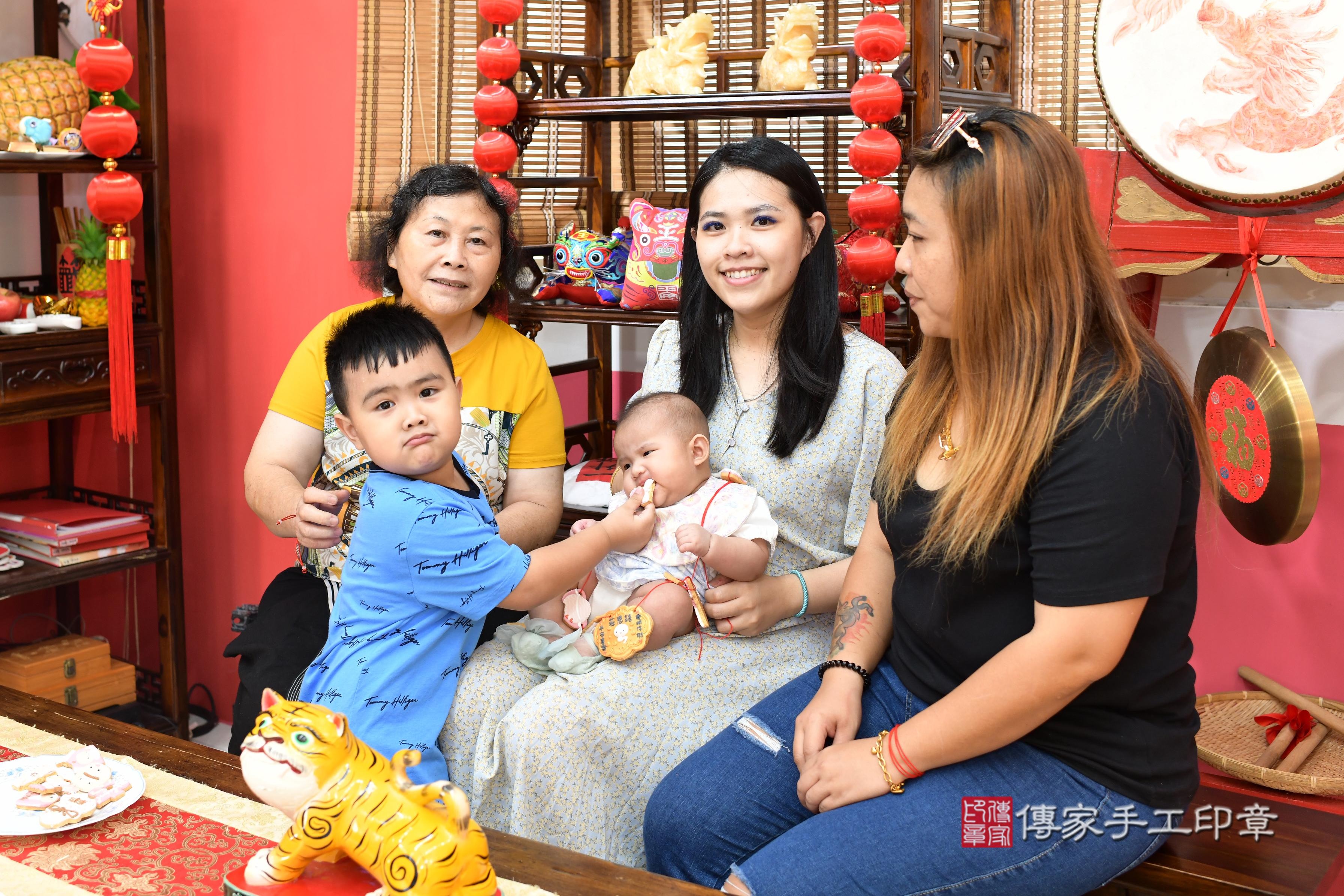 傳家手工印章高雄店、抓周、度脺、中國風會場、傳家嬰兒古禮、吉祥話、抓周道具物品24種、拍照。抓周證書。寶寶抓周、滿周歲、生日快樂、祝福 傳家手工印章高雄店、抓周、度脺、中國風會場、傳家嬰兒古禮、吉祥話、抓周道具物品24種、拍照。抓周證書。寶寶抓周、滿周歲、生日快樂、祝福