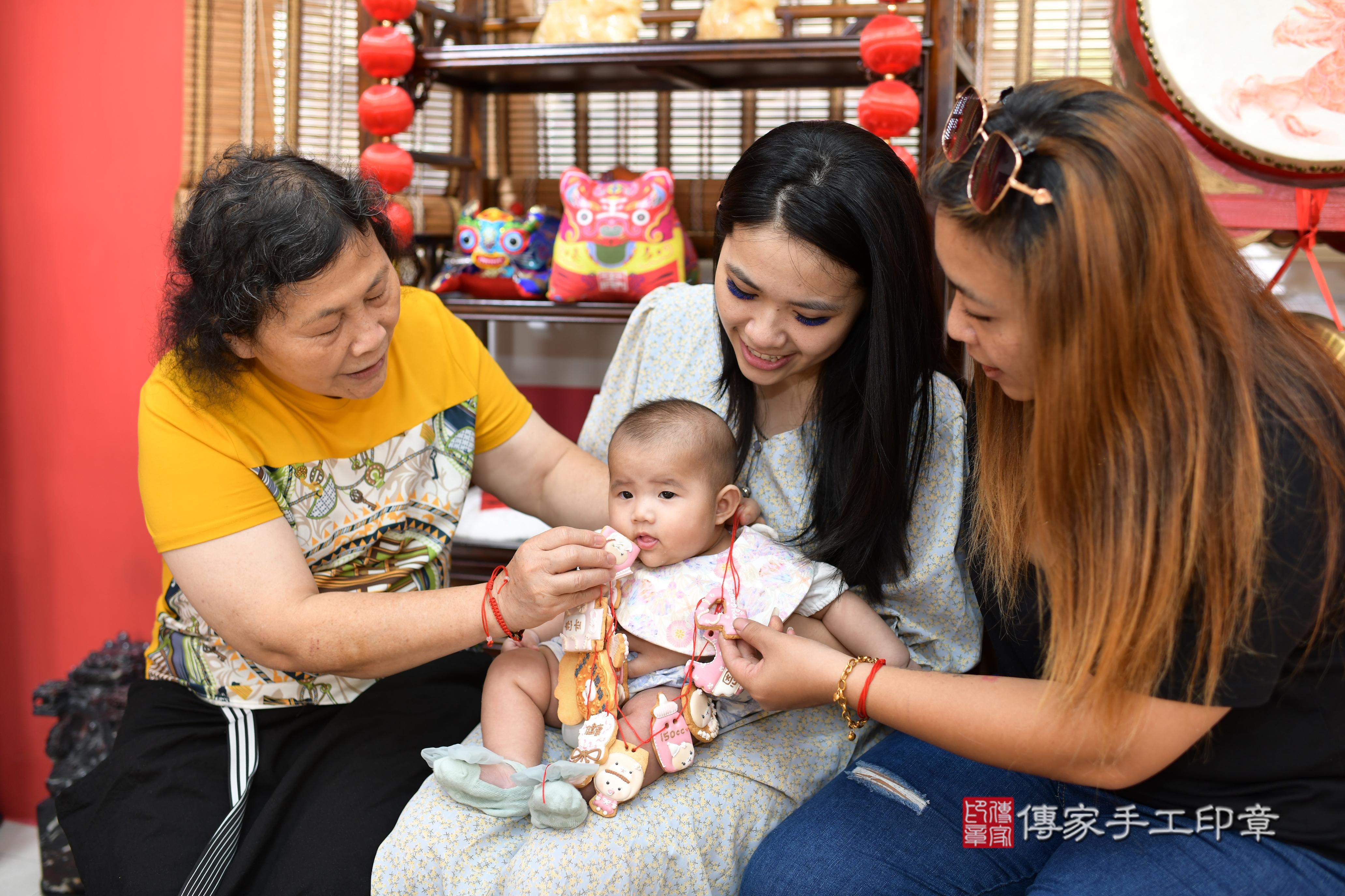 傳家手工印章高雄店、抓周、度脺、中國風會場、傳家嬰兒古禮、吉祥話、抓周道具物品24種、拍照。抓周證書。寶寶抓周、滿周歲、生日快樂、祝福 傳家手工印章高雄店、抓周、度脺、中國風會場、傳家嬰兒古禮、吉祥話、抓周道具物品24種、拍照。抓周證書。寶寶抓周、滿周歲、生日快樂、祝福