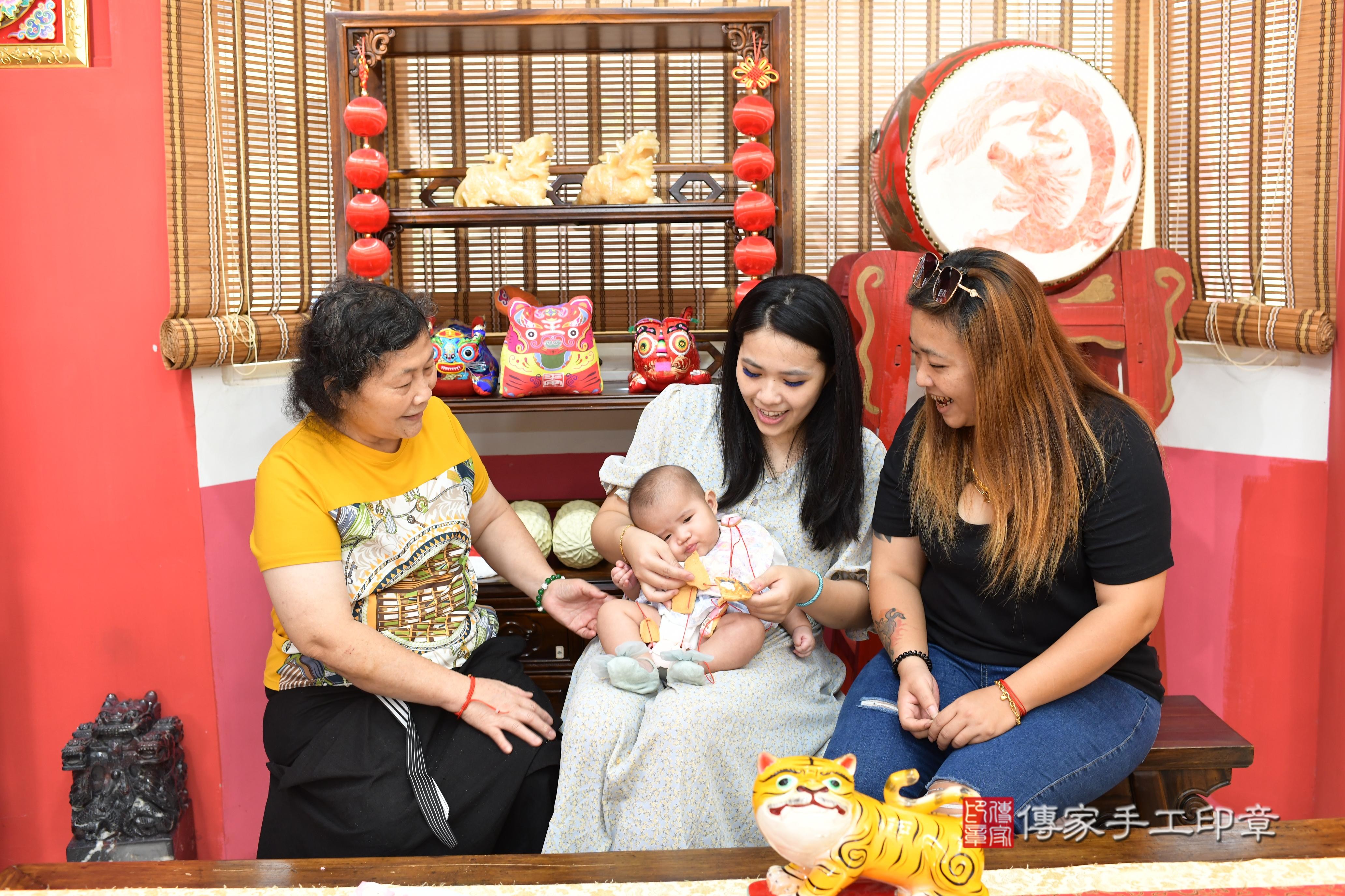 傳家手工印章高雄店、抓周、度脺、中國風會場、傳家嬰兒古禮、吉祥話、抓周道具物品24種、拍照。抓周證書。寶寶抓周、滿周歲、生日快樂、祝福 傳家手工印章高雄店、抓周、度脺、中國風會場、傳家嬰兒古禮、吉祥話、抓周道具物品24種、拍照。抓周證書。寶寶抓周、滿周歲、生日快樂、祝福