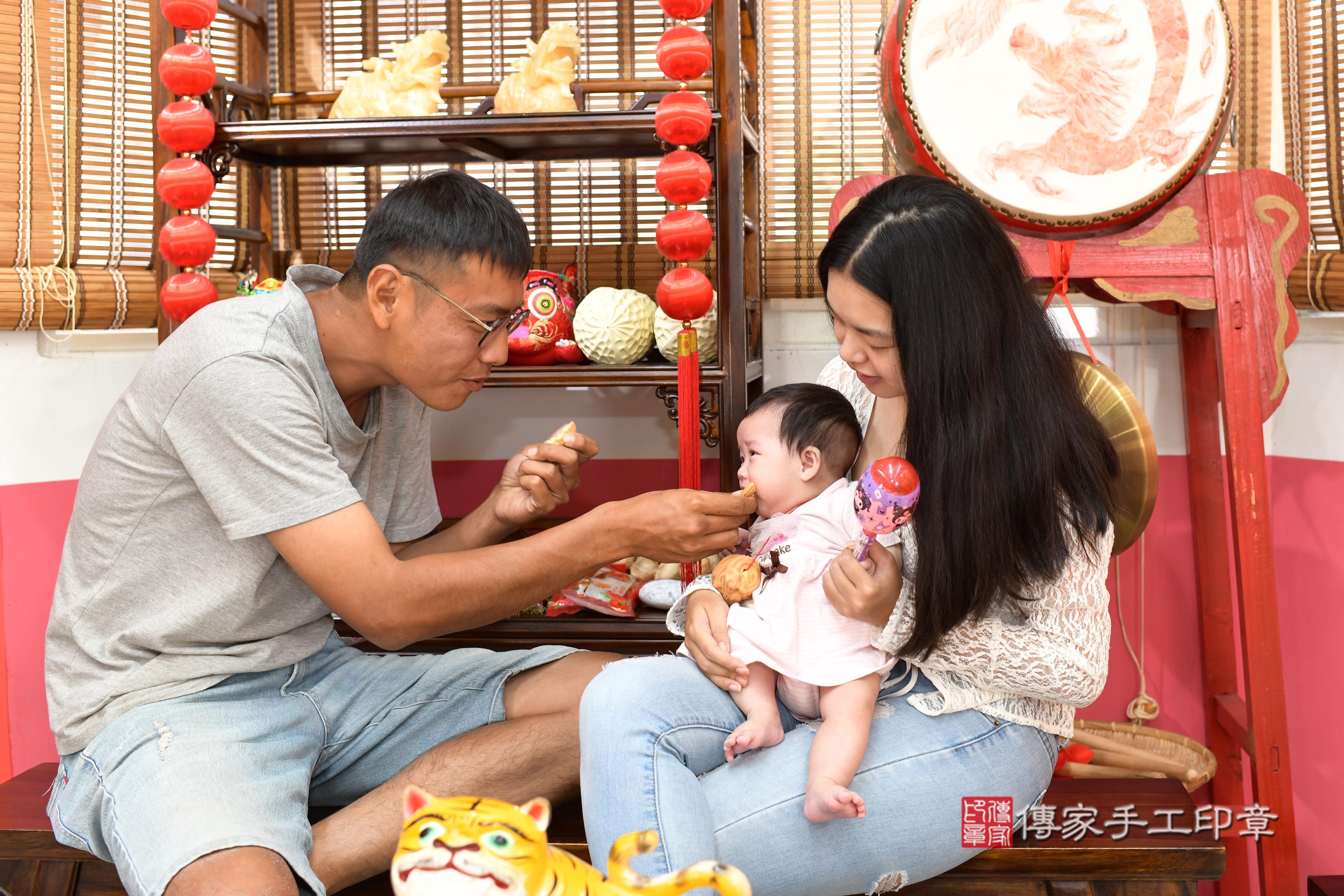 傳家手工印章高雄店、抓周、度脺、中國風會場、傳家嬰兒古禮、吉祥話、抓周道具物品24種、拍照。抓周證書。寶寶抓周、滿周歲、生日快樂、祝福 傳家手工印章高雄店、抓周、度脺、中國風會場、傳家嬰兒古禮、吉祥話、抓周道具物品24種、拍照。抓周證書。寶寶抓周、滿周歲、生日快樂、祝福