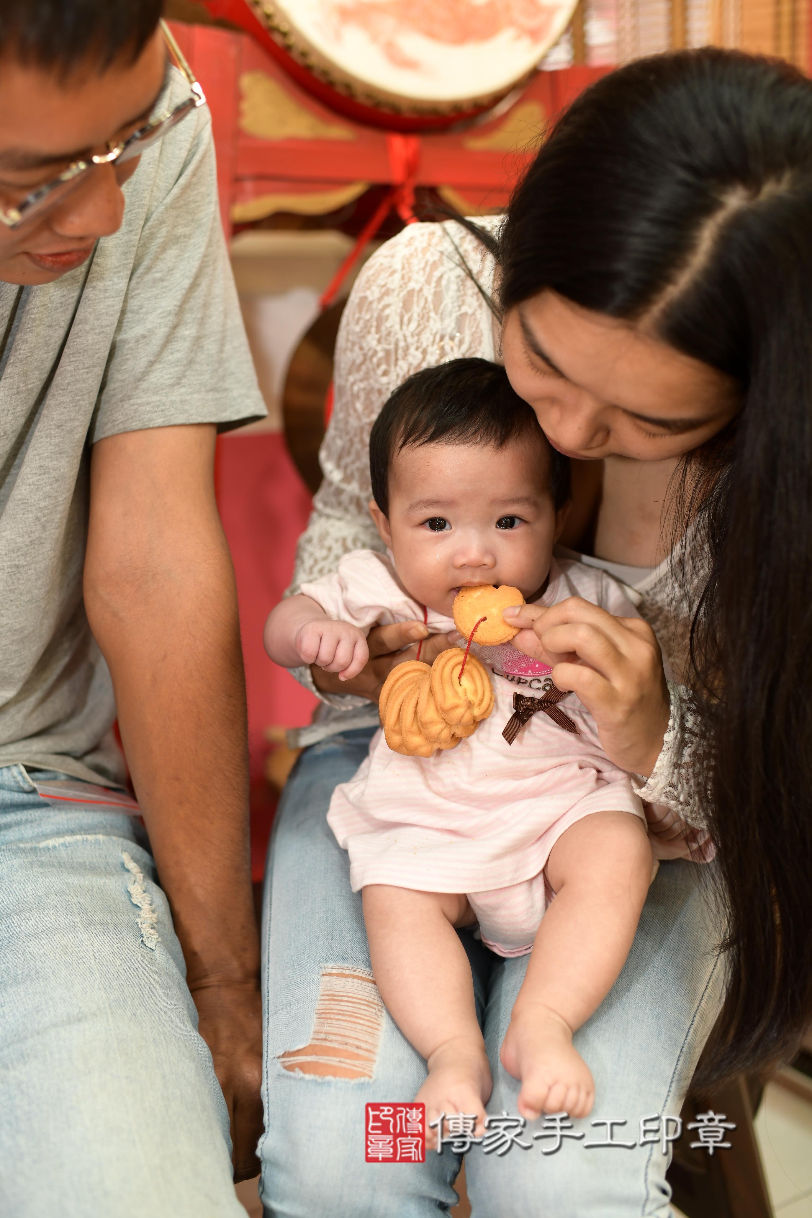 傳家手工印章高雄店、抓周、度脺、中國風會場、傳家嬰兒古禮、吉祥話、抓周道具物品24種、拍照。抓周證書。寶寶抓周、滿周歲、生日快樂、祝福 傳家手工印章高雄店、抓周、度脺、中國風會場、傳家嬰兒古禮、吉祥話、抓周道具物品24種、拍照。抓周證書。寶寶抓周、滿周歲、生日快樂、祝福
